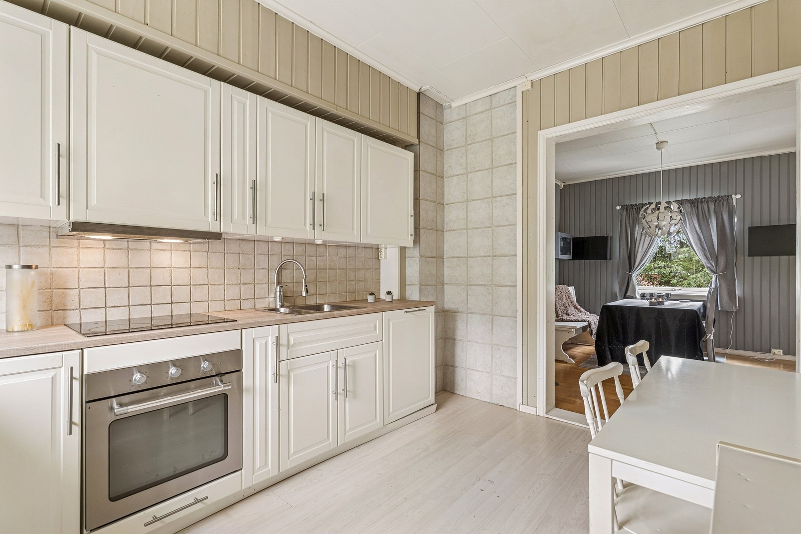 Kjøkken med laminatbenkeplate og god skapplass Galleribilde