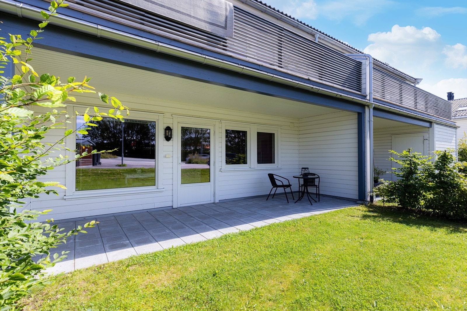 Lys og pen 2-roms leilighet beliggende i 1. etasje, med inngang fra bakkeplan og romslig terrasse med fin utsikt. Galleribilde