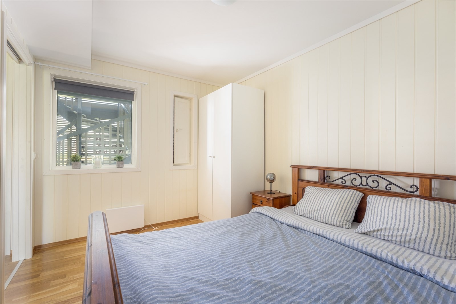 Lyst og pent soverom av god størrelse, med adkomst fra entrè. Her er det god plass til seng i ønsket størrelse og tilhørende soveromsmøblement. Galleribilde