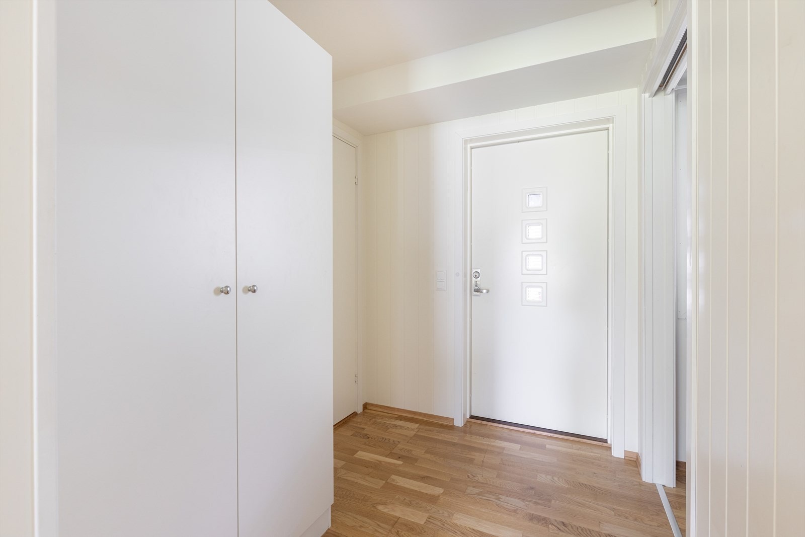 Lys og hyggelig entre som ønsker velkommen inn, hvor det er plass til klesoppbevaring i romslig garderobeskap. Galleribilde