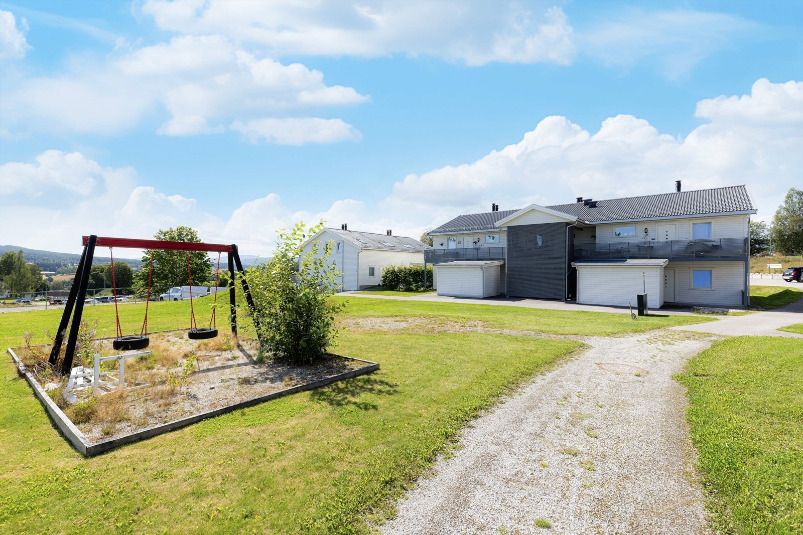 Borettslagets tomt er pent opparbeidet med internveier, felles parkering, barnevennlige utearealer og lekeplass. Galleribilde