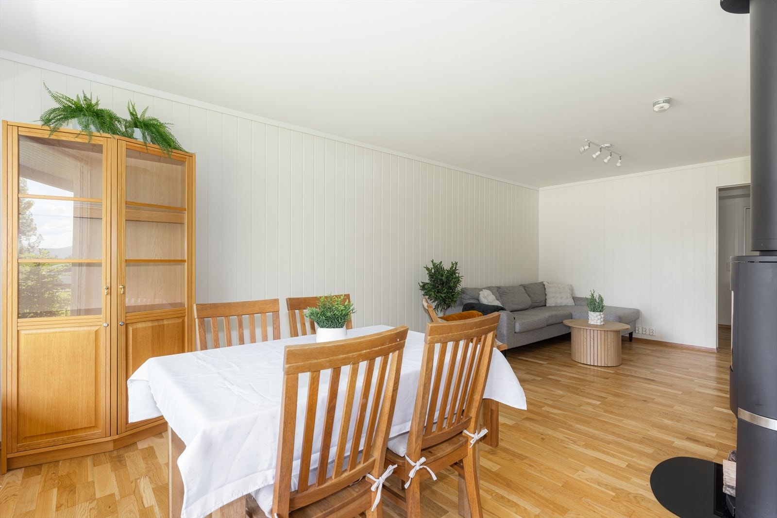 Stuen har fin plass til sofagruppe og en hyggelig spisegruppe om ønskelig. Galleribilde