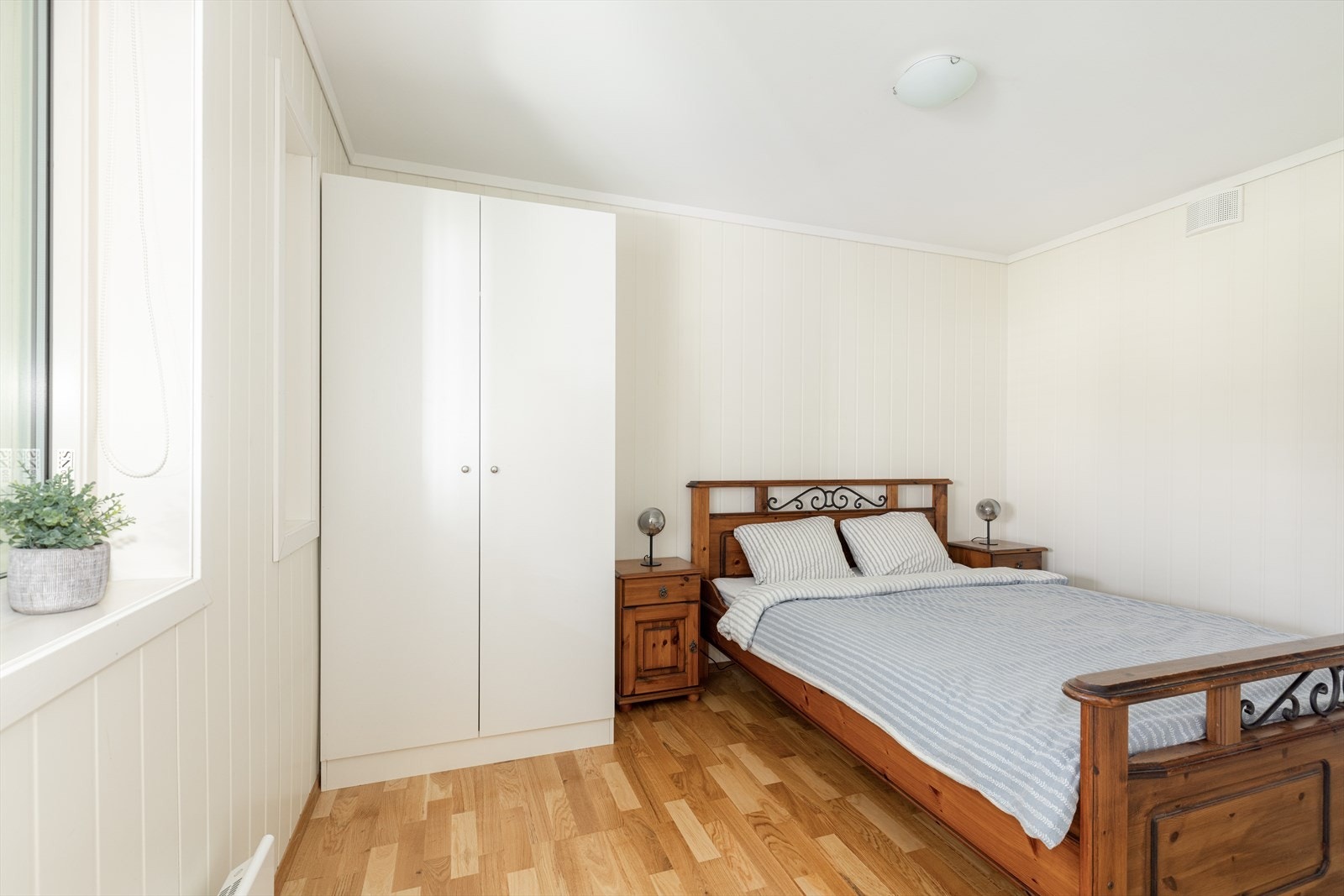 Soverom har garderobeløsning. Galleribilde