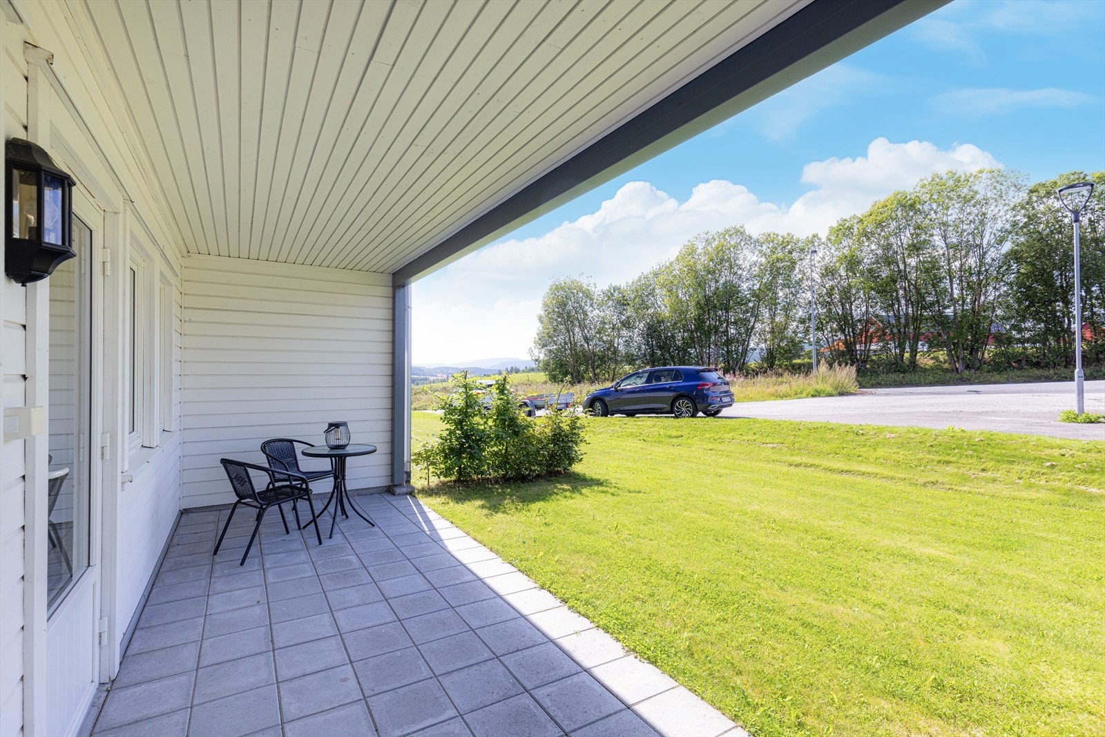 Hyggelig hellelagt og overbygd terrasse med plass til utemøbler, grill etc. Galleribilde