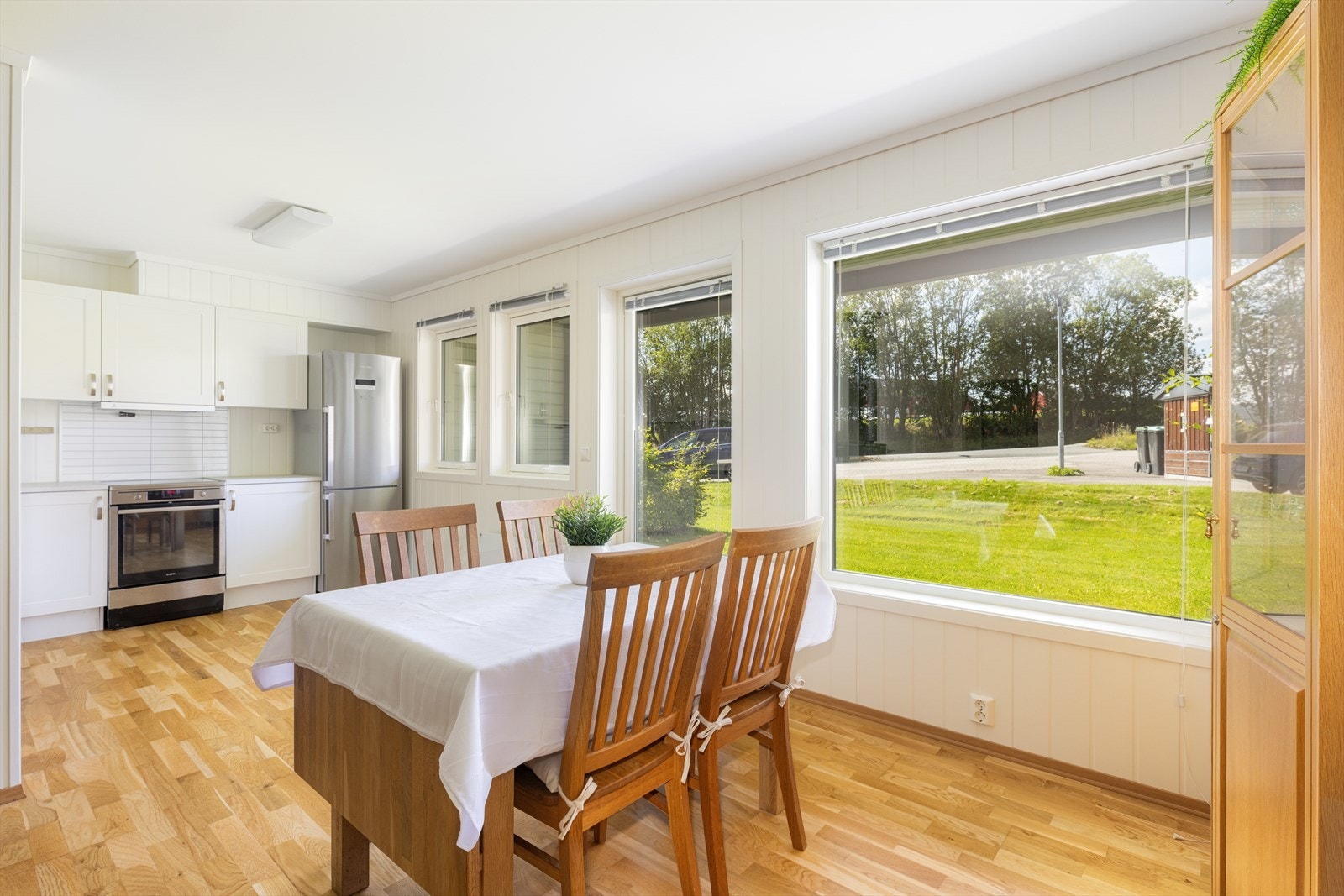 Stuen har åpen løsning mot kjøkken. Fra stuen er det utgang til hyggelig hellelagt og overbygget terrasse. Galleribilde