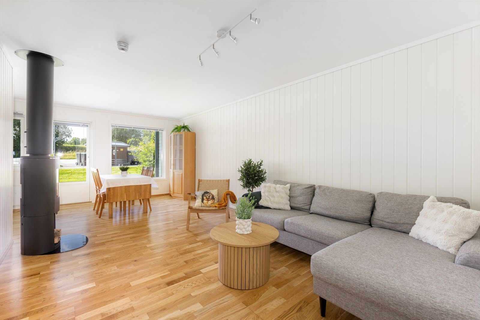 Romslig stue med god plass til både sofagruppe og spisebord. I stuen er det montert peisovn for lun varme på kaldere dager. Gode vindusflater slipper rikelig med naturlig lys inn. Galleribilde