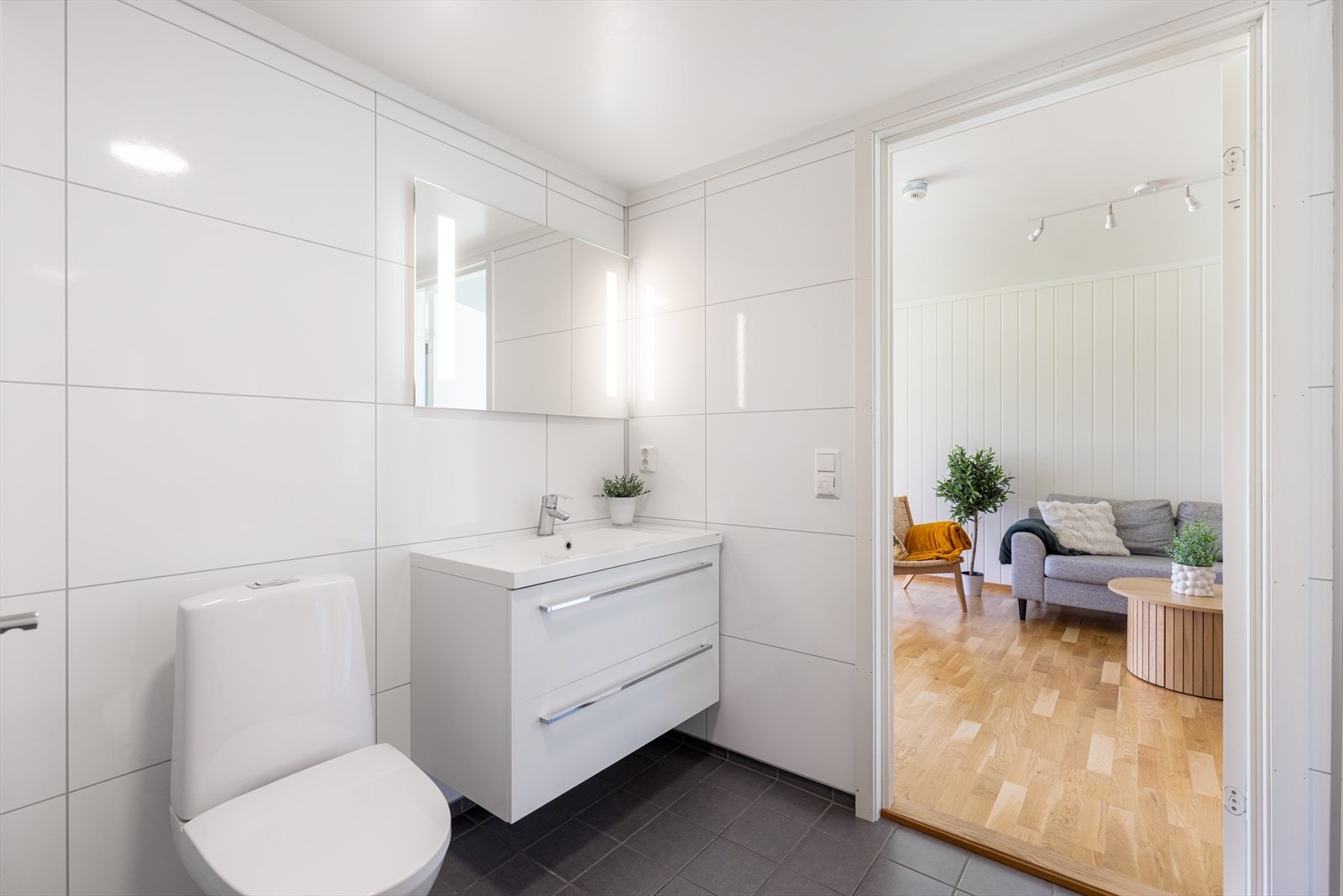 Pent bad med flis på gulv m/ varmekabel og baderomsplater på vegg. Galleribilde