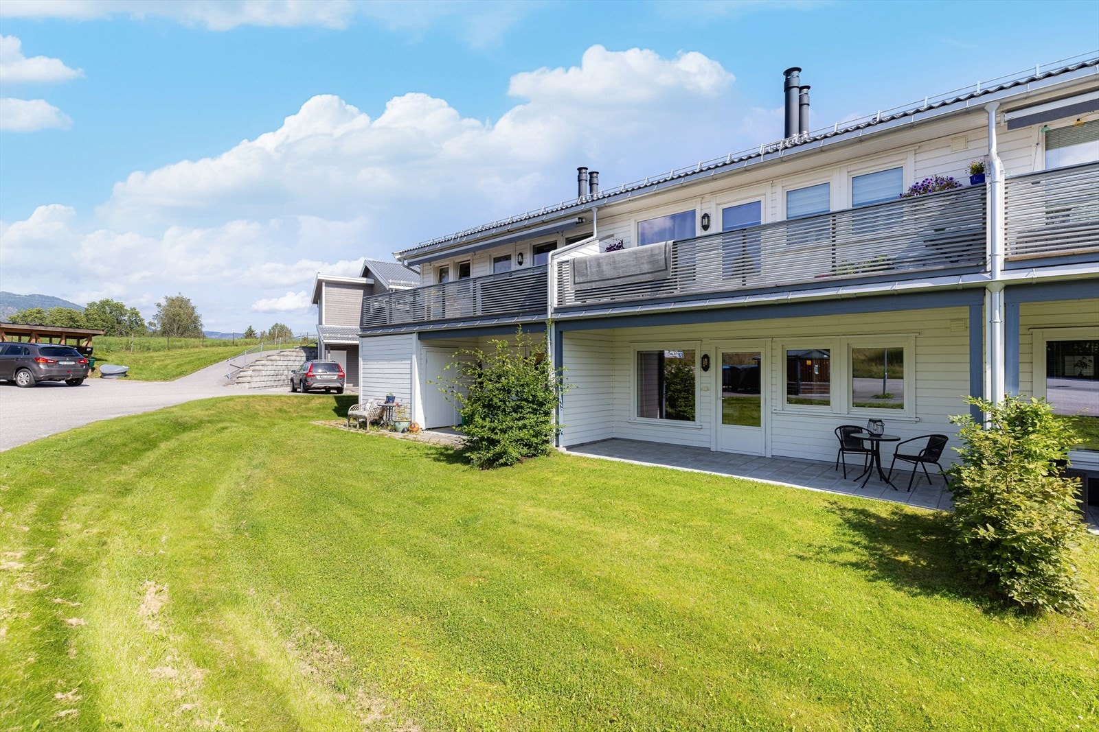 Lys og pen 2-roms leilighet beliggende i 1. etasje, med inngang fra bakkeplan og romslig terrasse med fin utsikt. Galleribilde