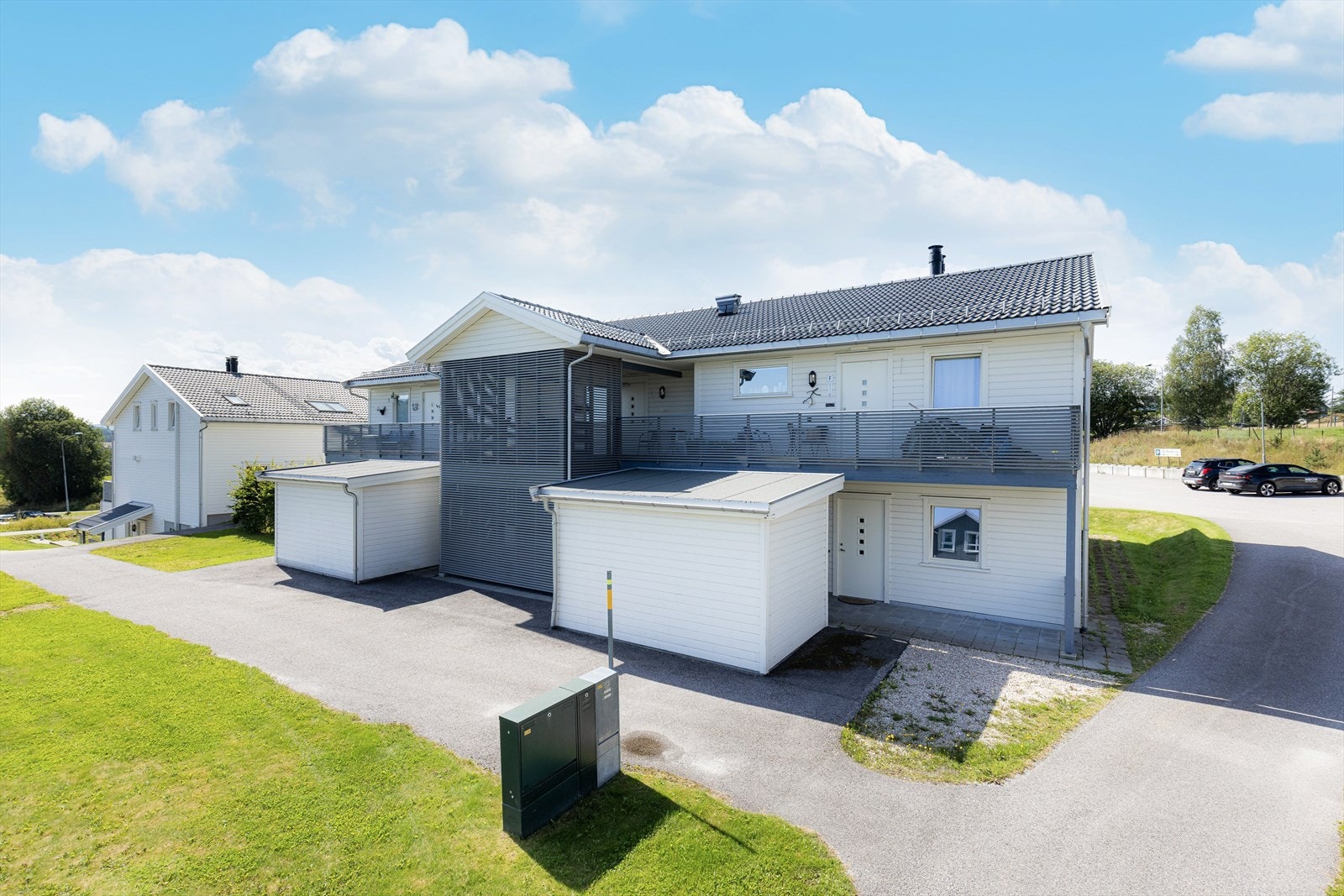 Gymnasbakken II borettslag har en sentral beliggenhet nær Bø sentrum med korte avstander til idrettsanlegg, skole, barnehage, kollektiv transport og turområder. Det er kort vei inn til Bø sentrum. Galleribilde