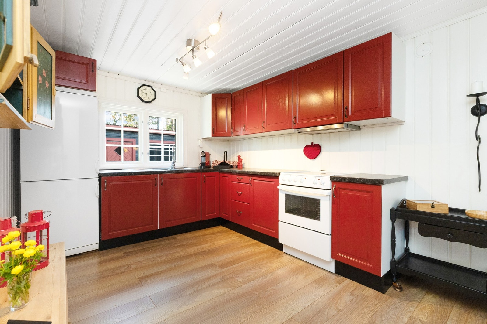 Kjøkken med rød innredning, ny i 2010. God skapplass. Frittstående hvitevarer. Galleribilde