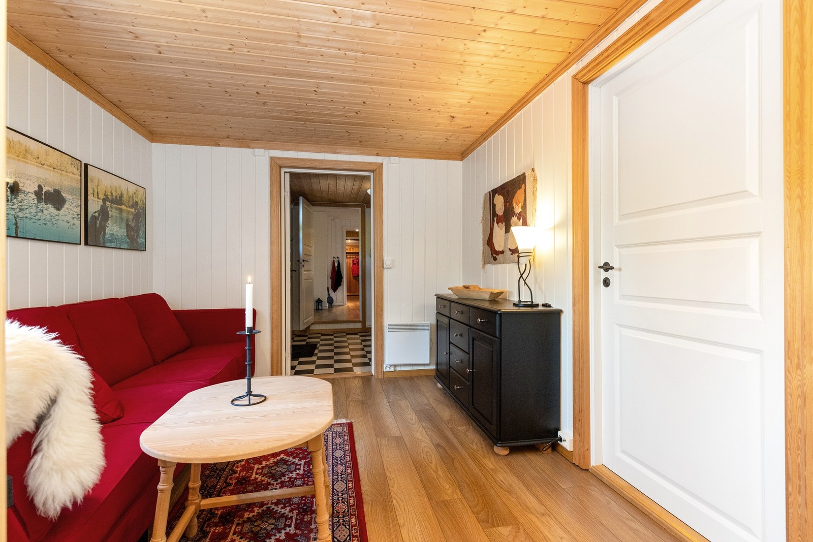 I tilbygg fra 2010 er det et oppholdsrom som er godt egnet for TV, lek og spill Galleribilde