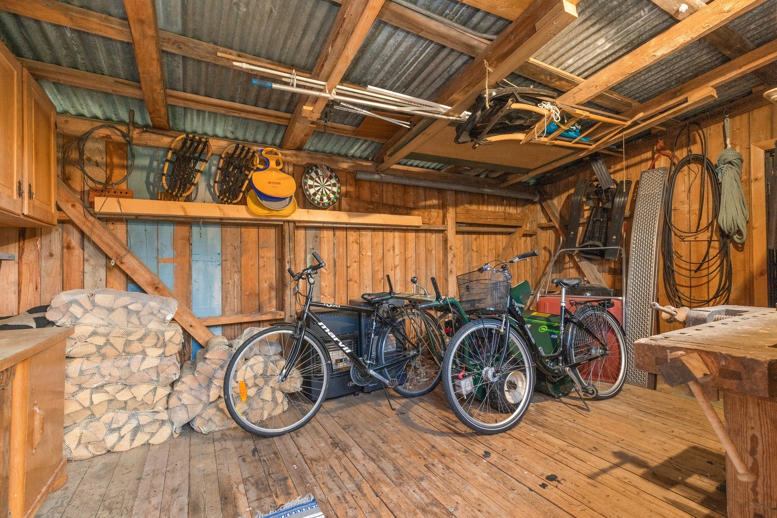 I den opprinnelige delen er det et romslig rom med god plass til ved, utstyr og redskap Galleribilde