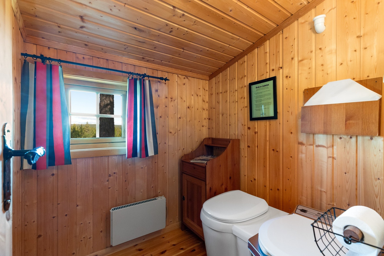 Toalettrom med forbrenningstoalett og urinal Galleribilde