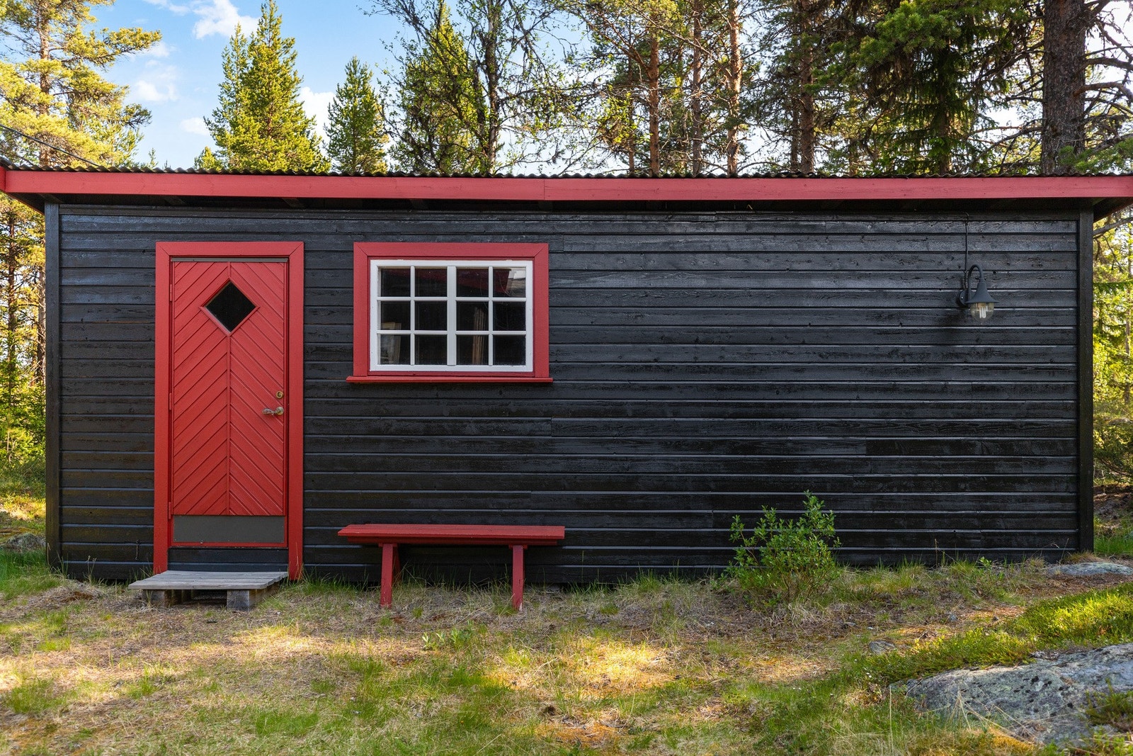 Uthuset ble bygget i 1968 og tilbygget i 2002 Galleribilde