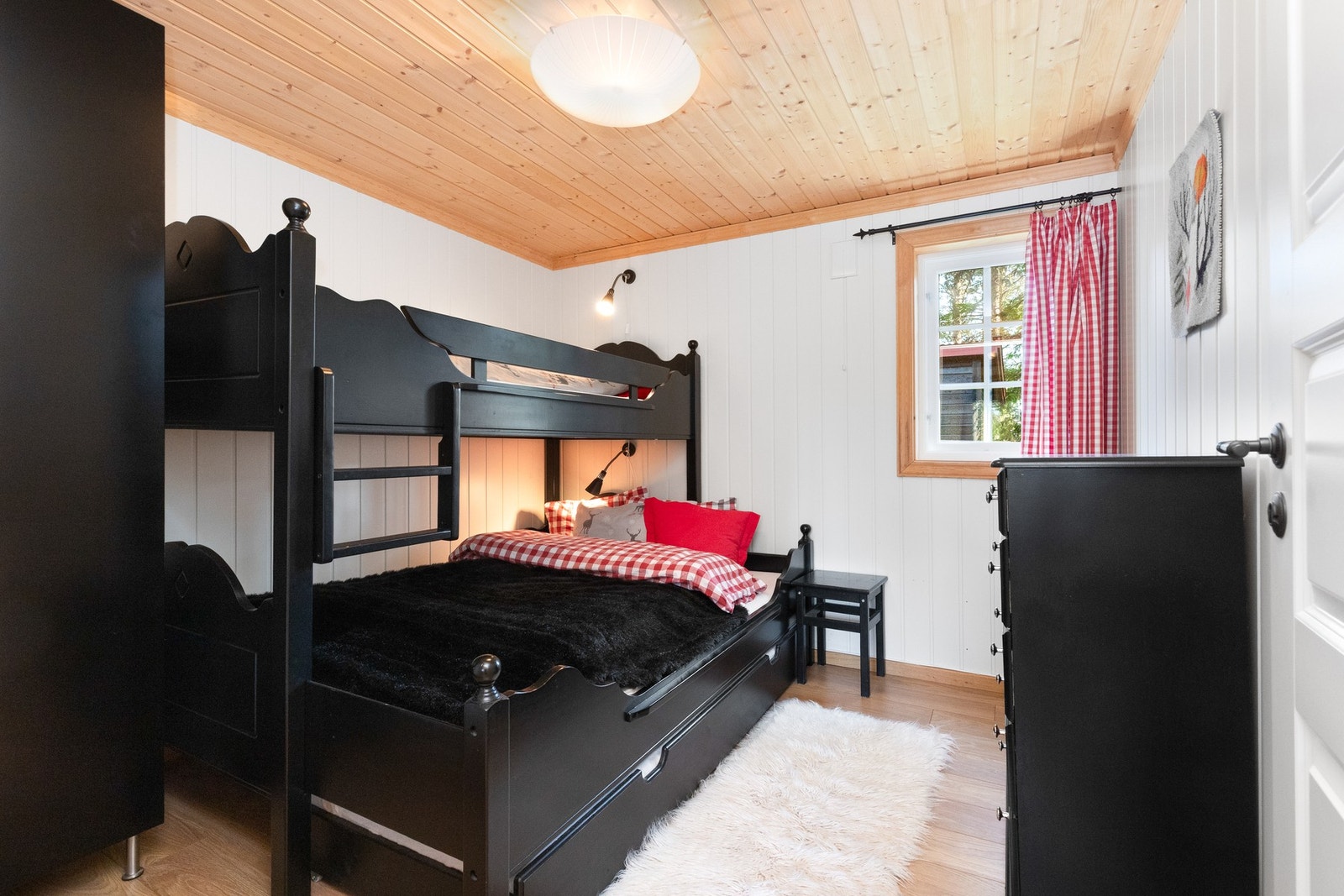 2 av soverommene har famliekøye med oppbevaringsskuff i sokkel Galleribilde