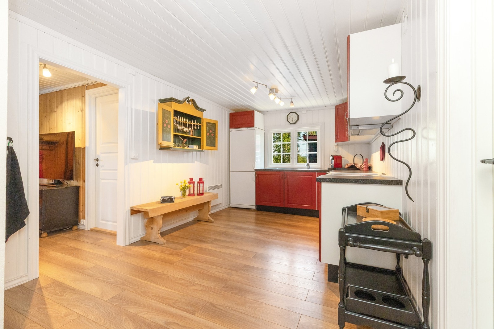 Hytta har innlagt vann fra privat borebrønn. Det foreligger ikke utslippstillatelse Galleribilde