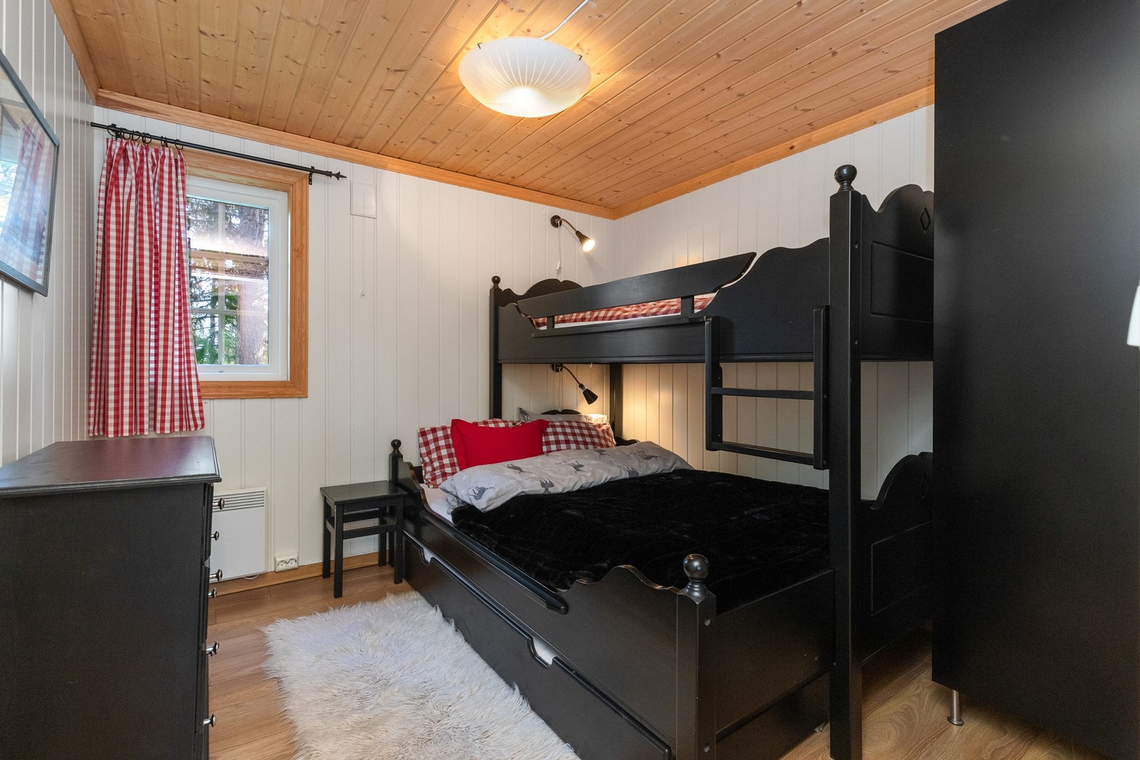 Garderobeskap medfølger Galleribilde