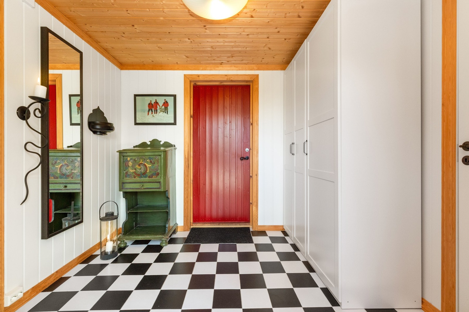 God plass til oppbevaring i garderobeskap Galleribilde