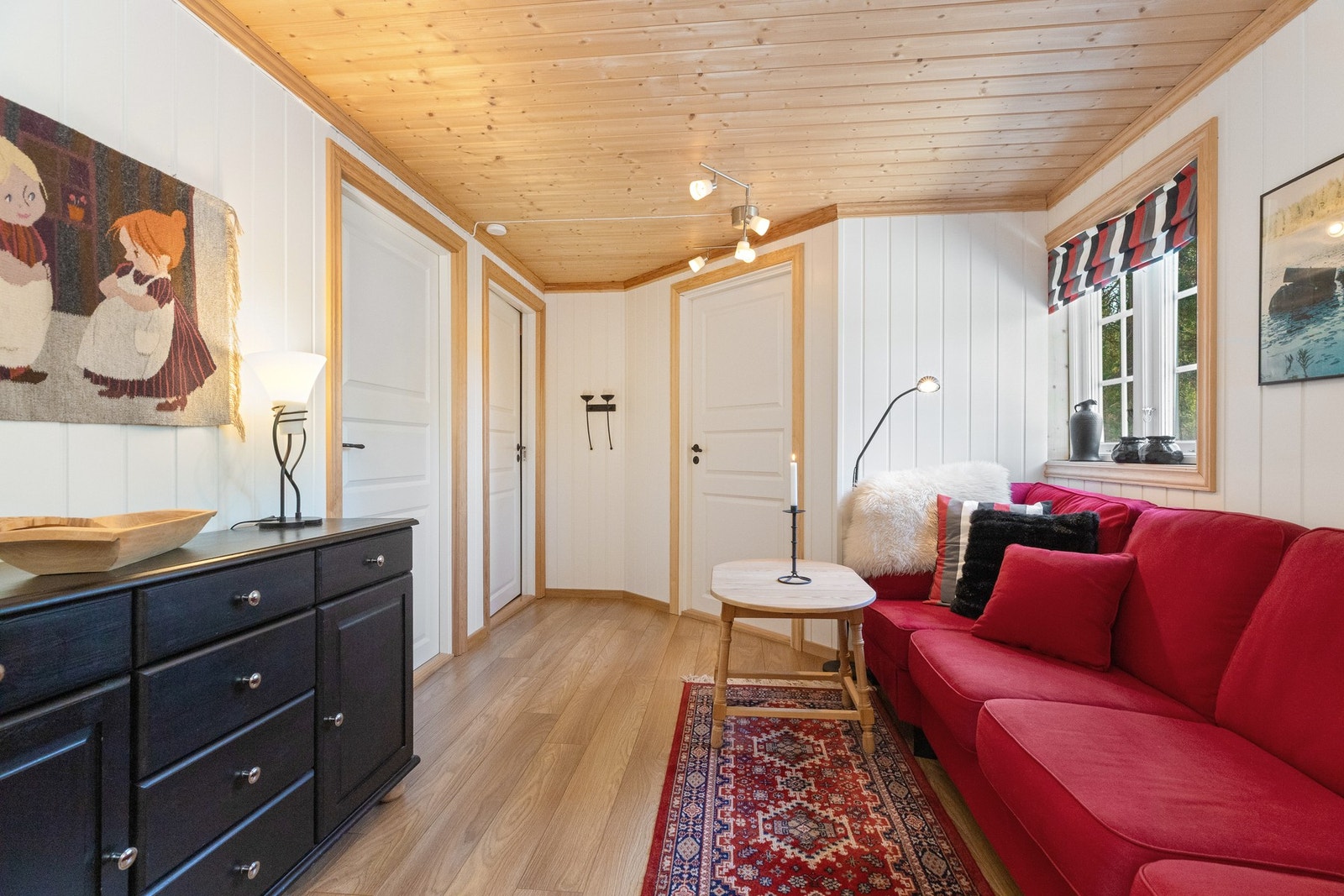 Dette tilbygget har også 3 soverom og entré/gang Galleribilde