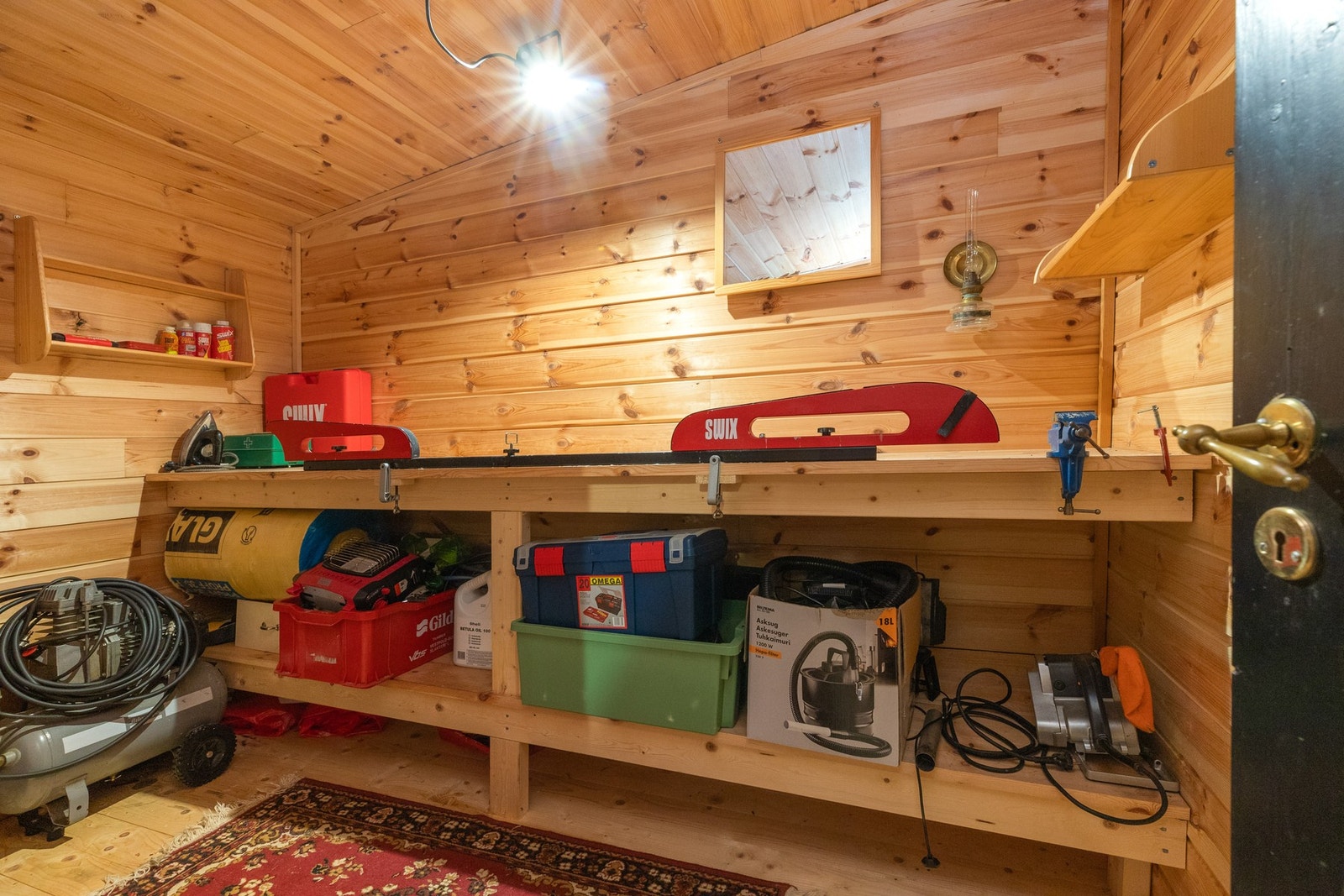 Rommet i den tilbyde delen har smørebenk for ski samt plass til verktøy og annet. Innlagt strøm. Galleribilde
