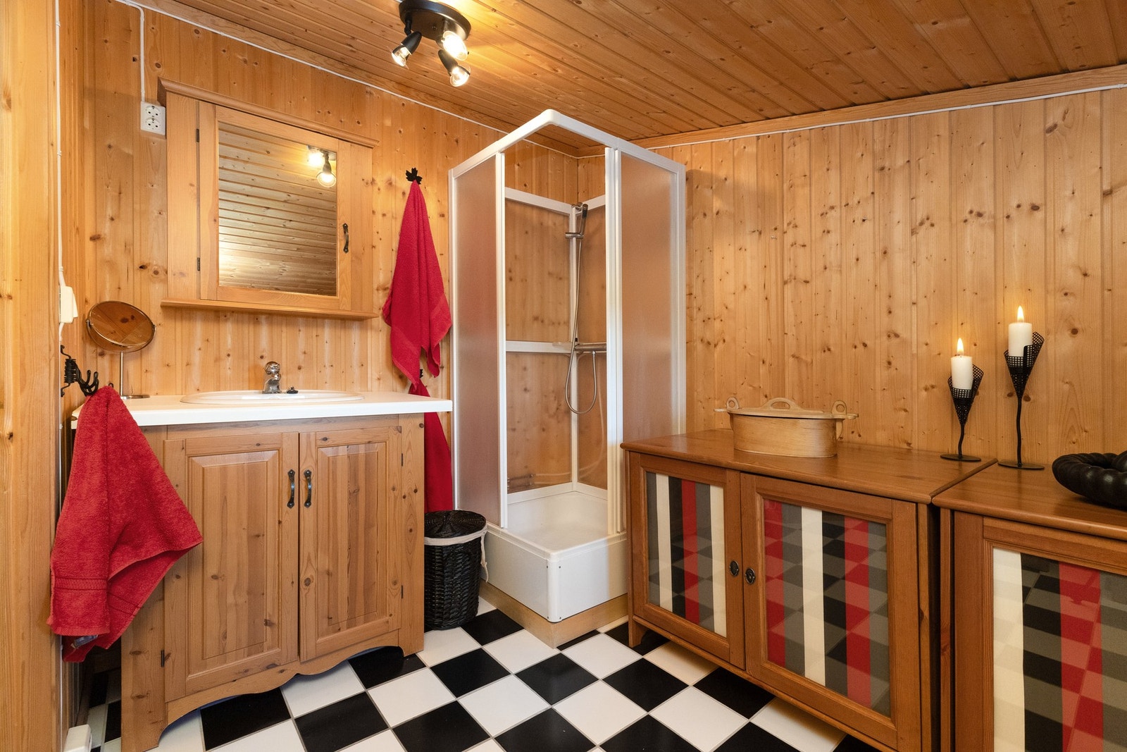 I tilbygg fra 2002 er det bad med fliser og varmekabler på gulv Galleribilde