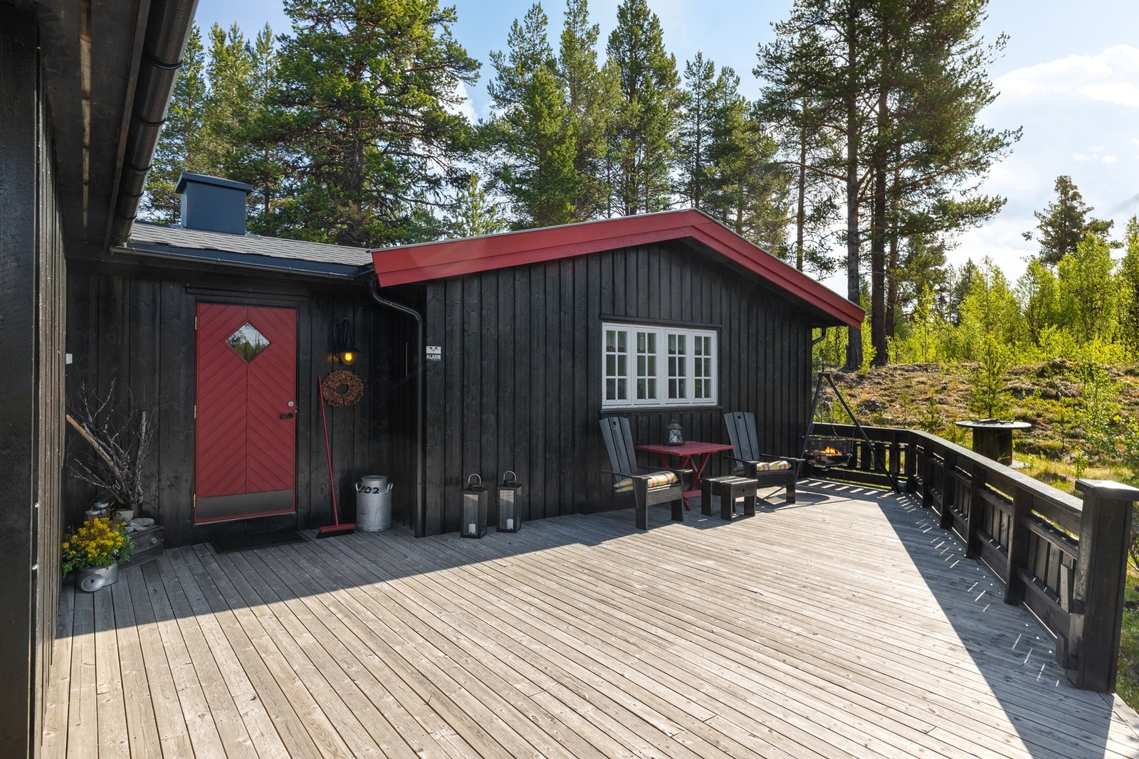 Hytta har en stor terrasse med flere soner, her kan man følge solgangen gjennom dagen. God plass til utemøbler Galleribilde