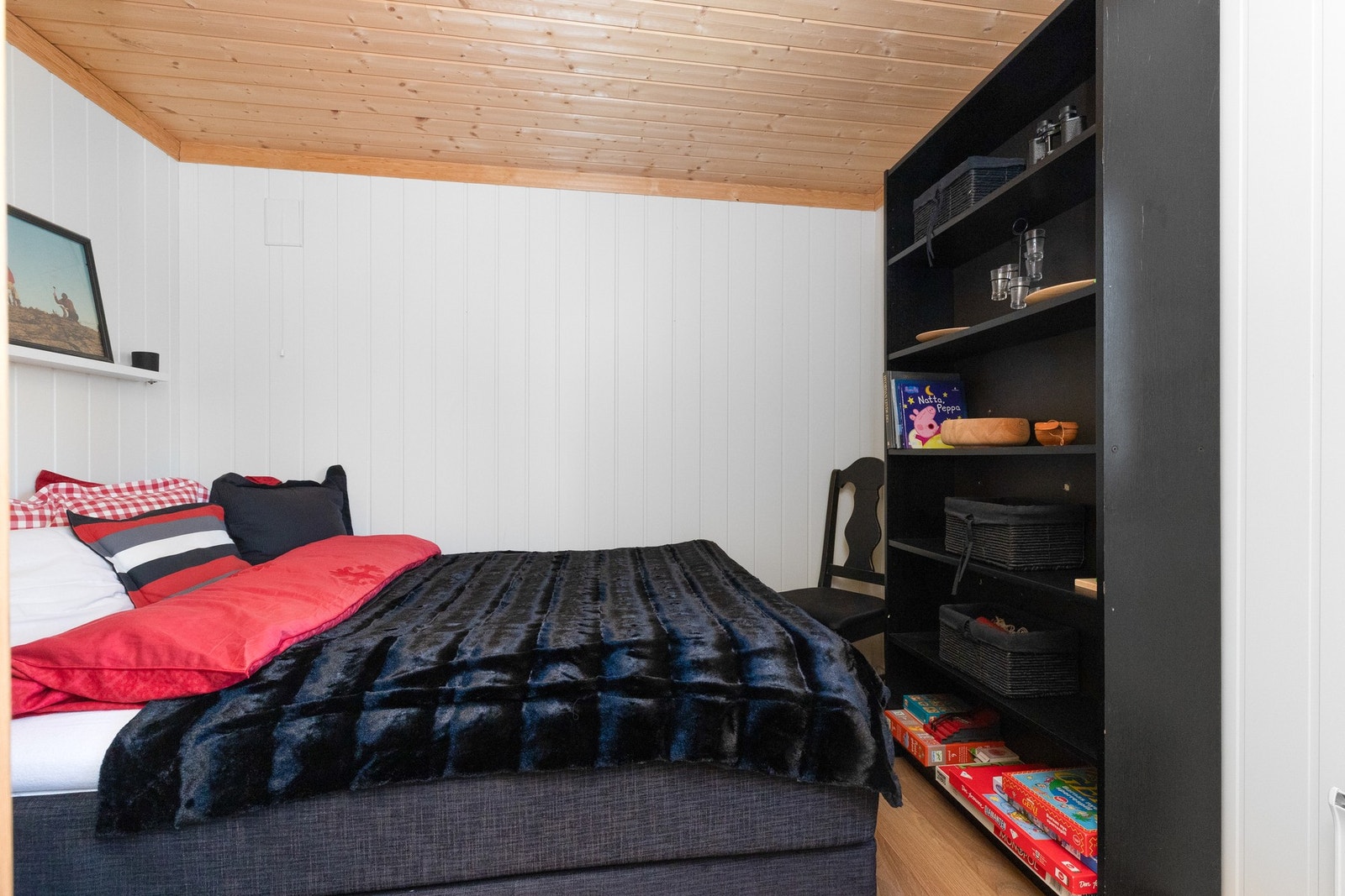 Soverom 3 med dobbeltseng og reol Galleribilde