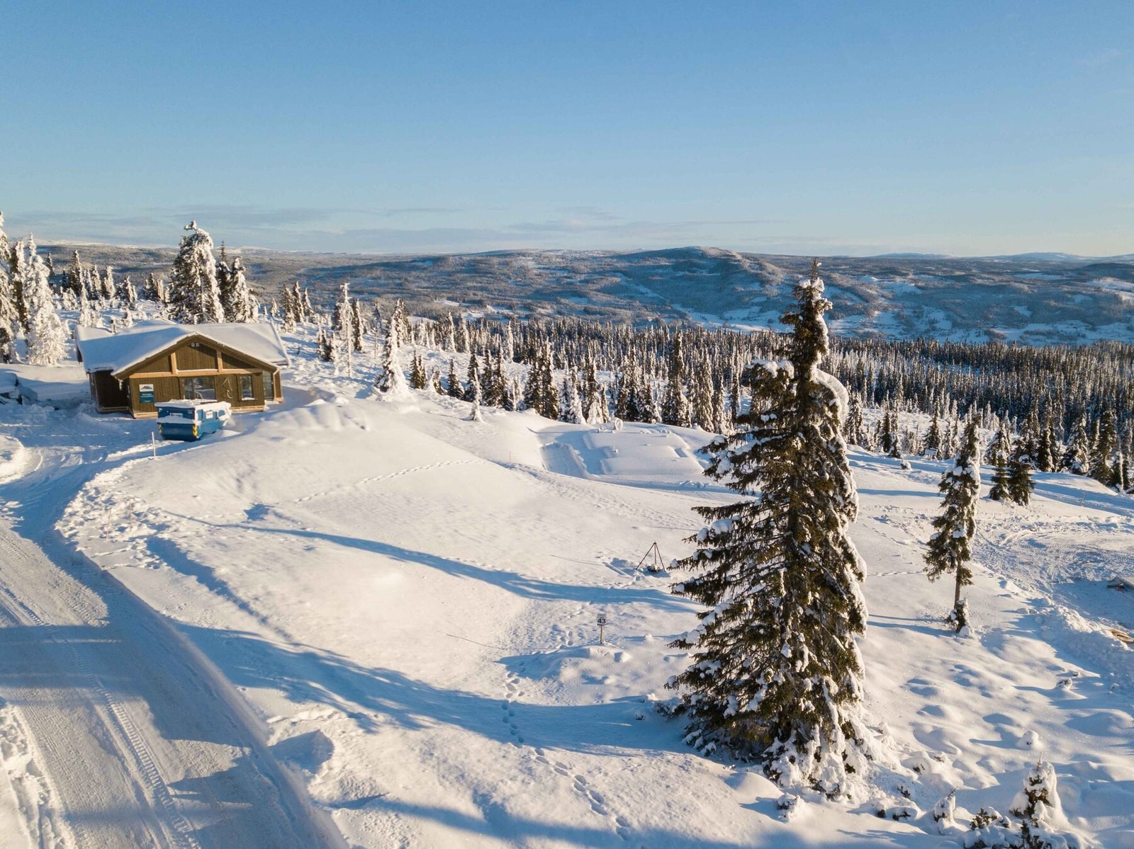 Dronefoto over tomta mot øst og Gudbrandsdalen Galleribilde
