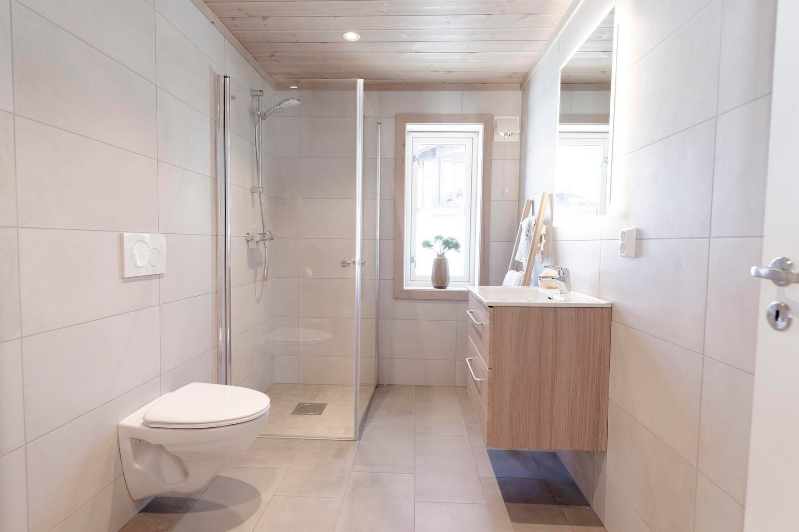 Delikate farger i våre flislagte bad. Foto fra en tilsvarende modell Galleribilde