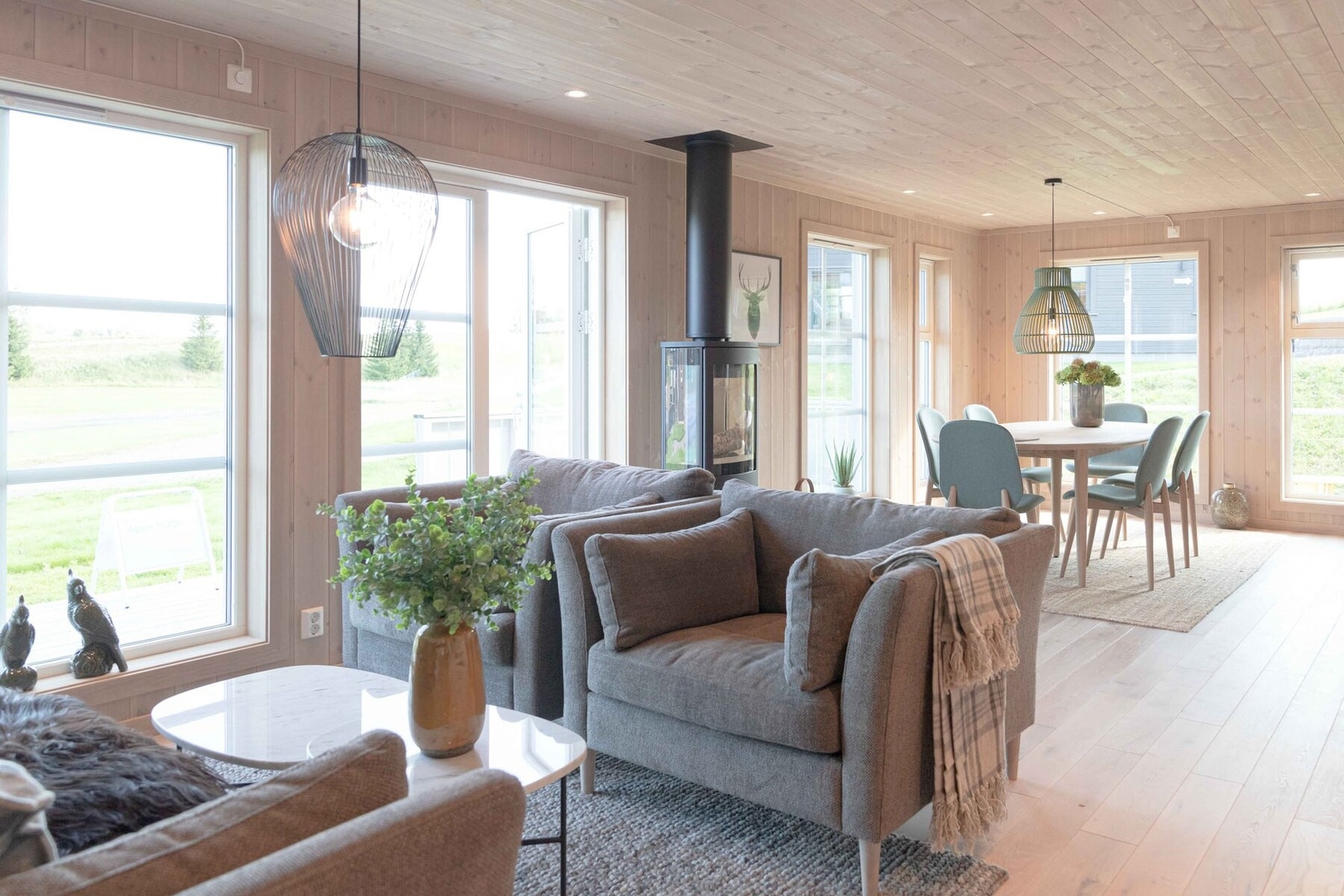 Lys og luftig stuedel i Lofotenmodellene. Foto fra en oppsatt hytte Galleribilde