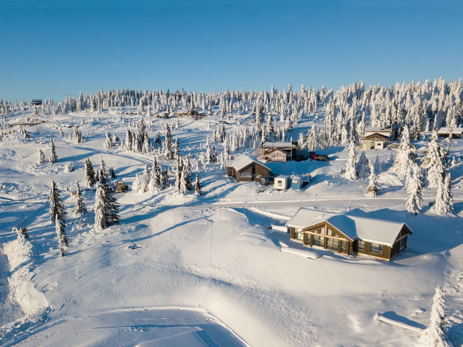Dronefoto over tomta Galleribilde