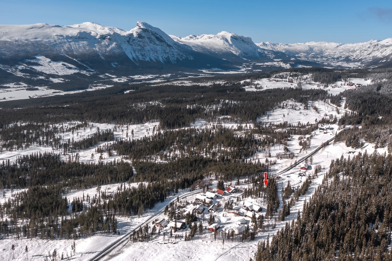 Usjenert beliggenhet på solsiden av dalen Galleribilde