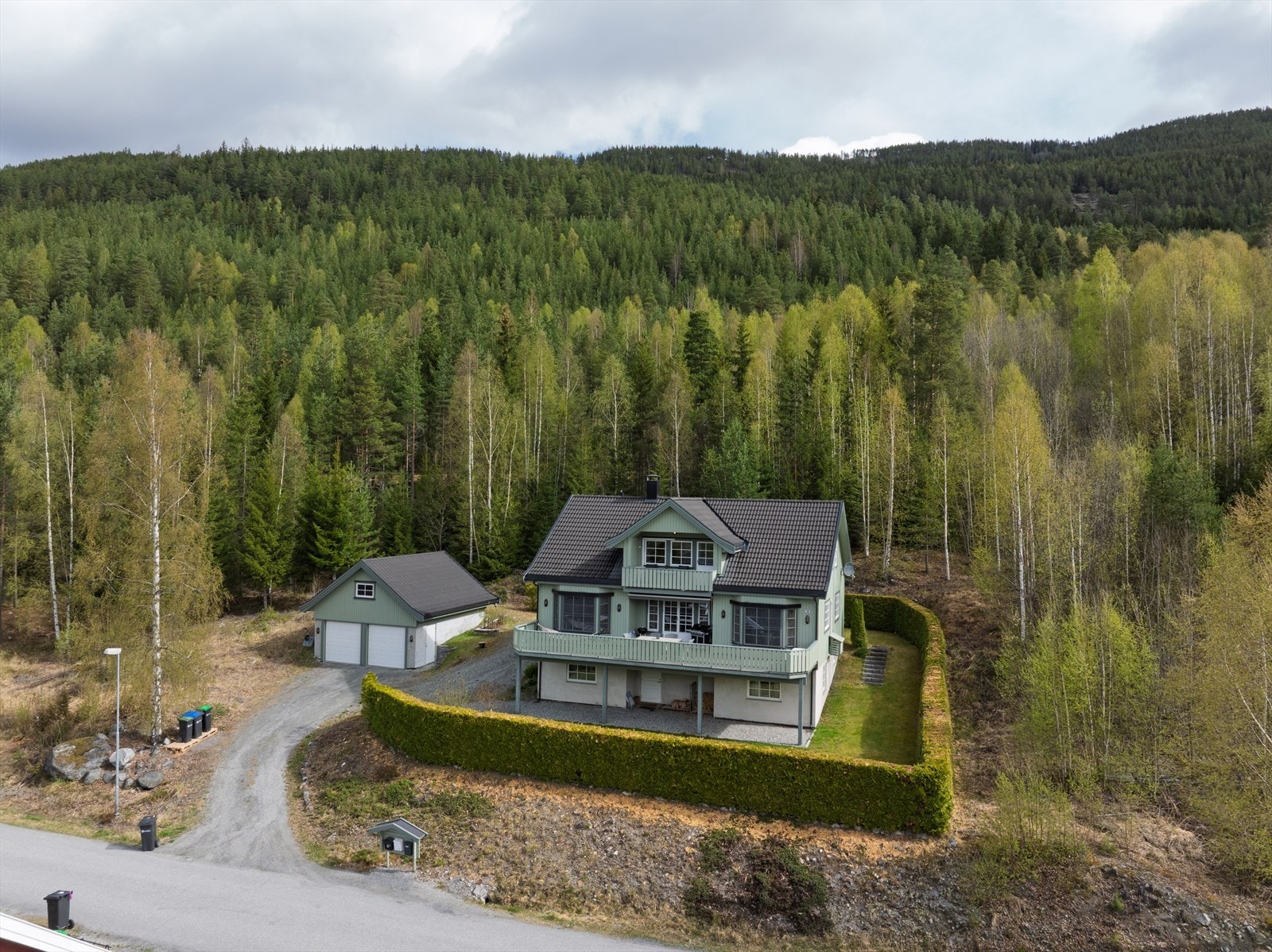 Stor og innholdsrik enebolig på Nesbyens østside. Stor tomt, dobbel garasje med loft, pent opparbeidet hage. Galleribilde