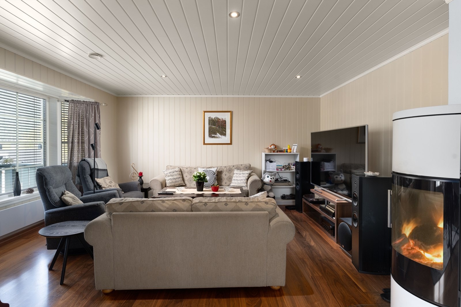 Romslig stue med god plass til sittegruppe Galleribilde