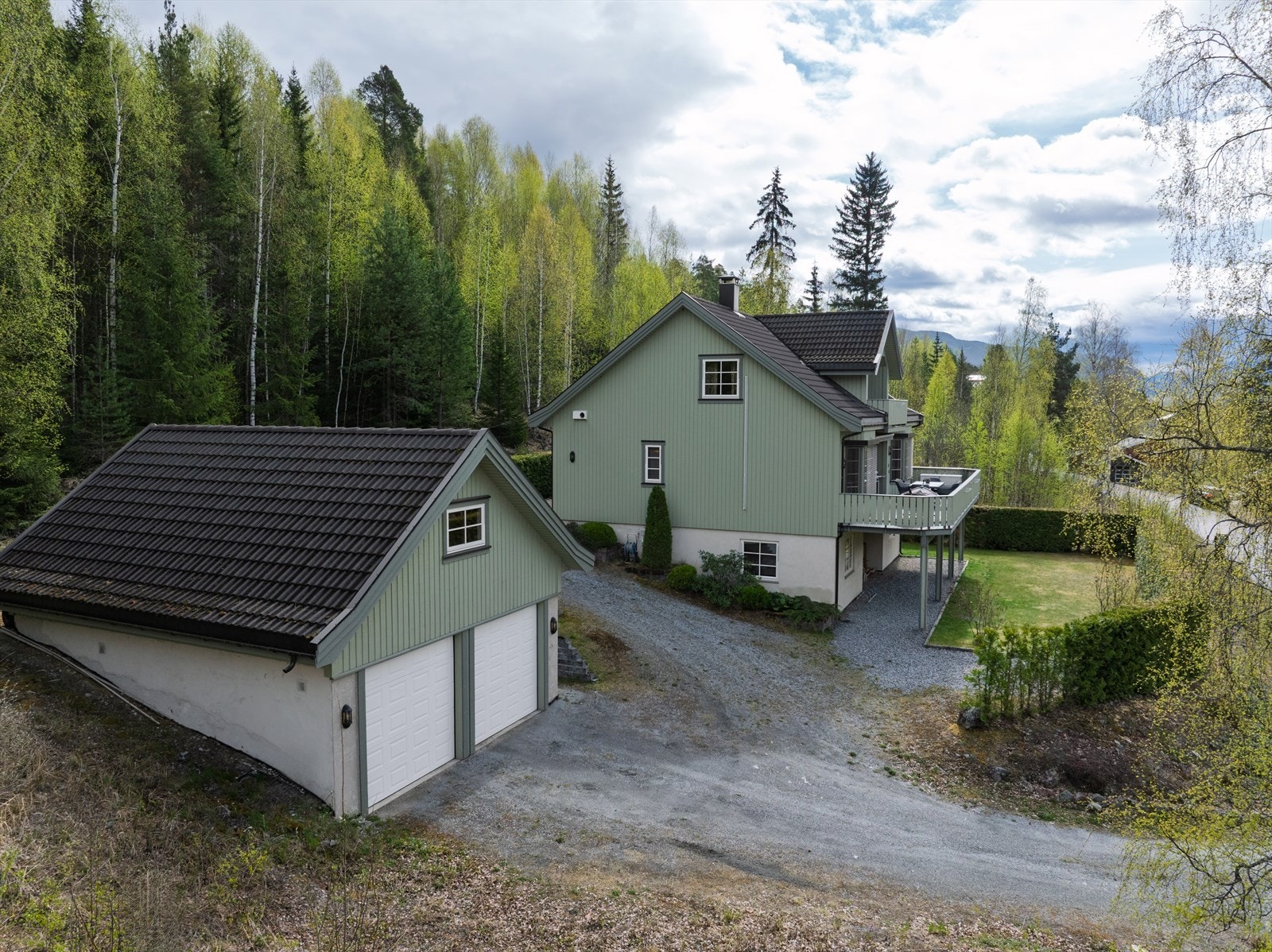 Enkel adkomst og god plass til parkering Galleribilde