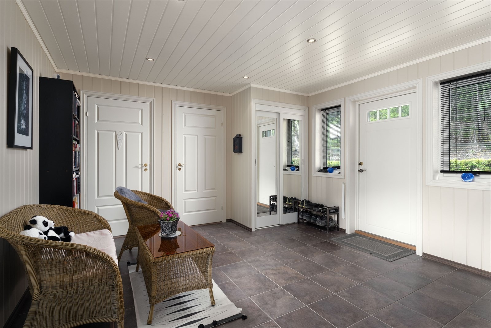 Hallen i hovedetasjen med dører inn til vaskerom og gjestetoalett. Galleribilde