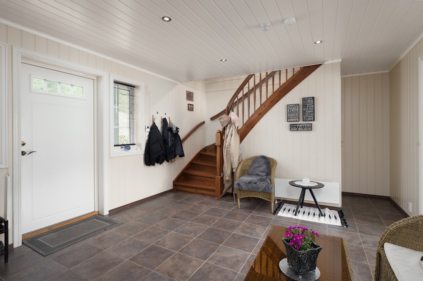 Hovedetasjen har romslig hall med trapp opp til 2. etasje og ned til underetasjen. Galleribilde