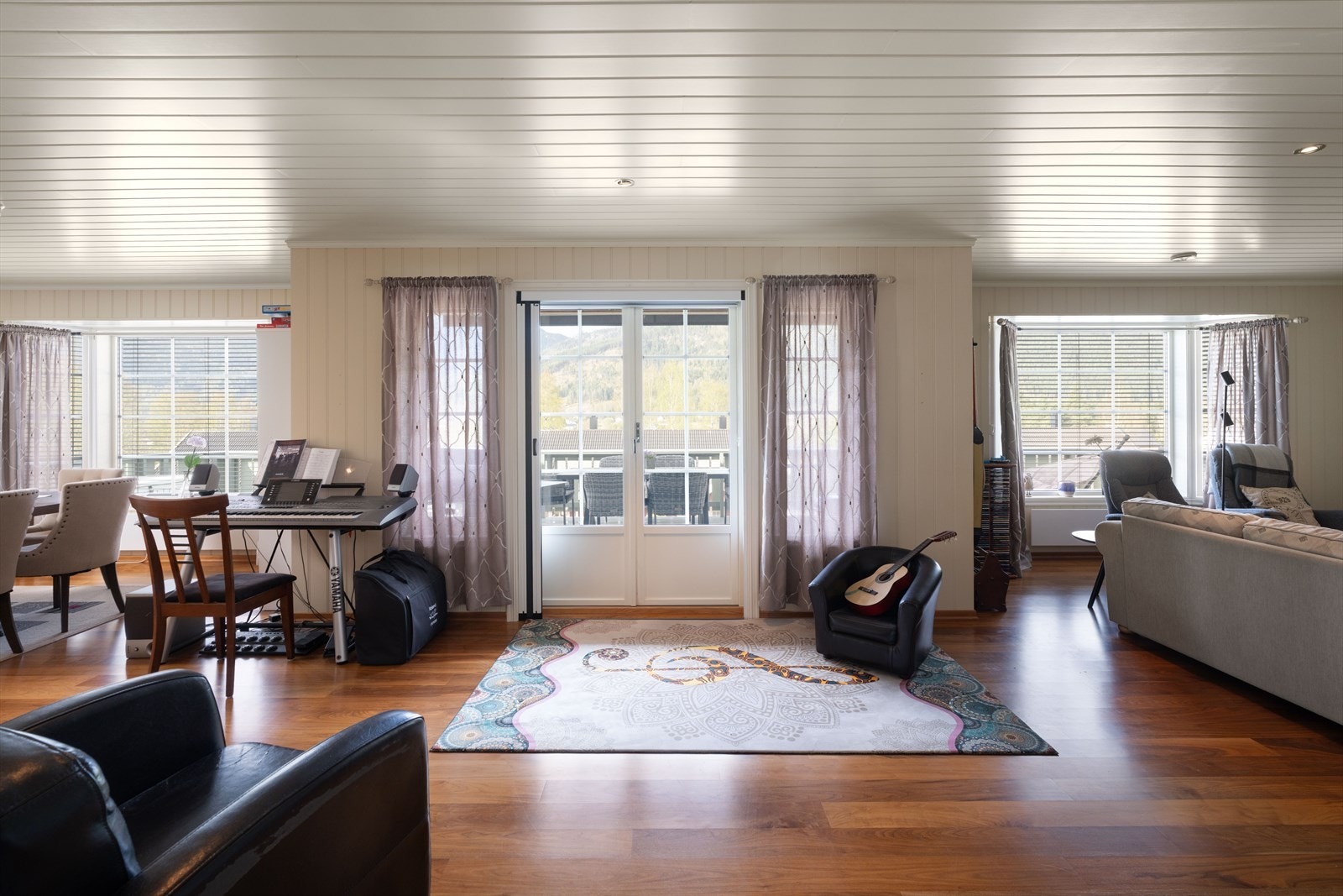 Utgang fra stua til balkongen. Galleribilde