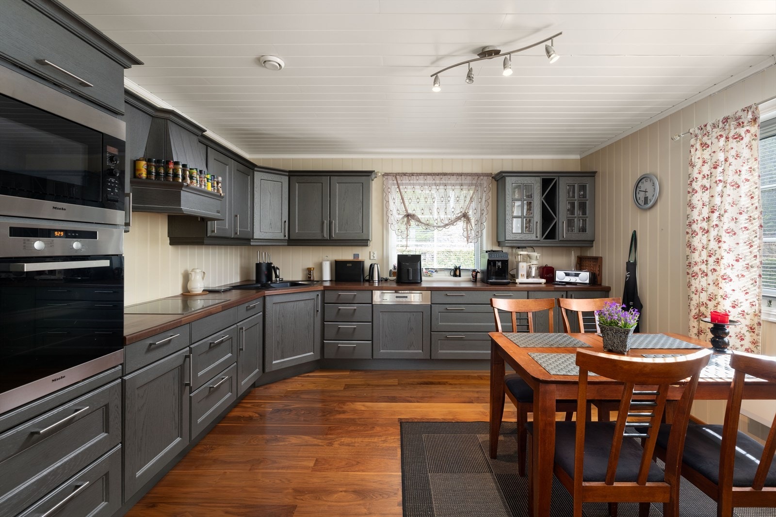 Stort og funksjonelt kjøkken med moderne hvitevarer og hyggelig spiseplass. Perfekt for matlaging og familiemåltider! Galleribilde