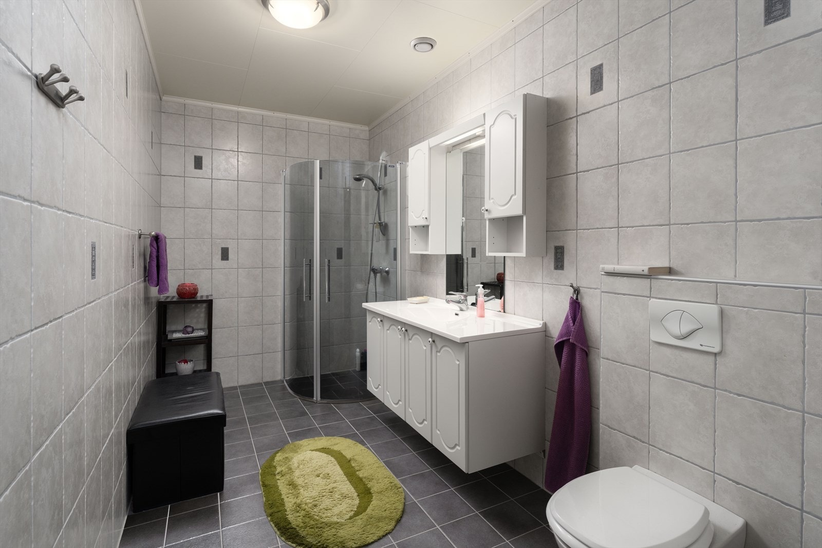 Baderom i underetasjen - flislagt med varme i gulv Galleribilde