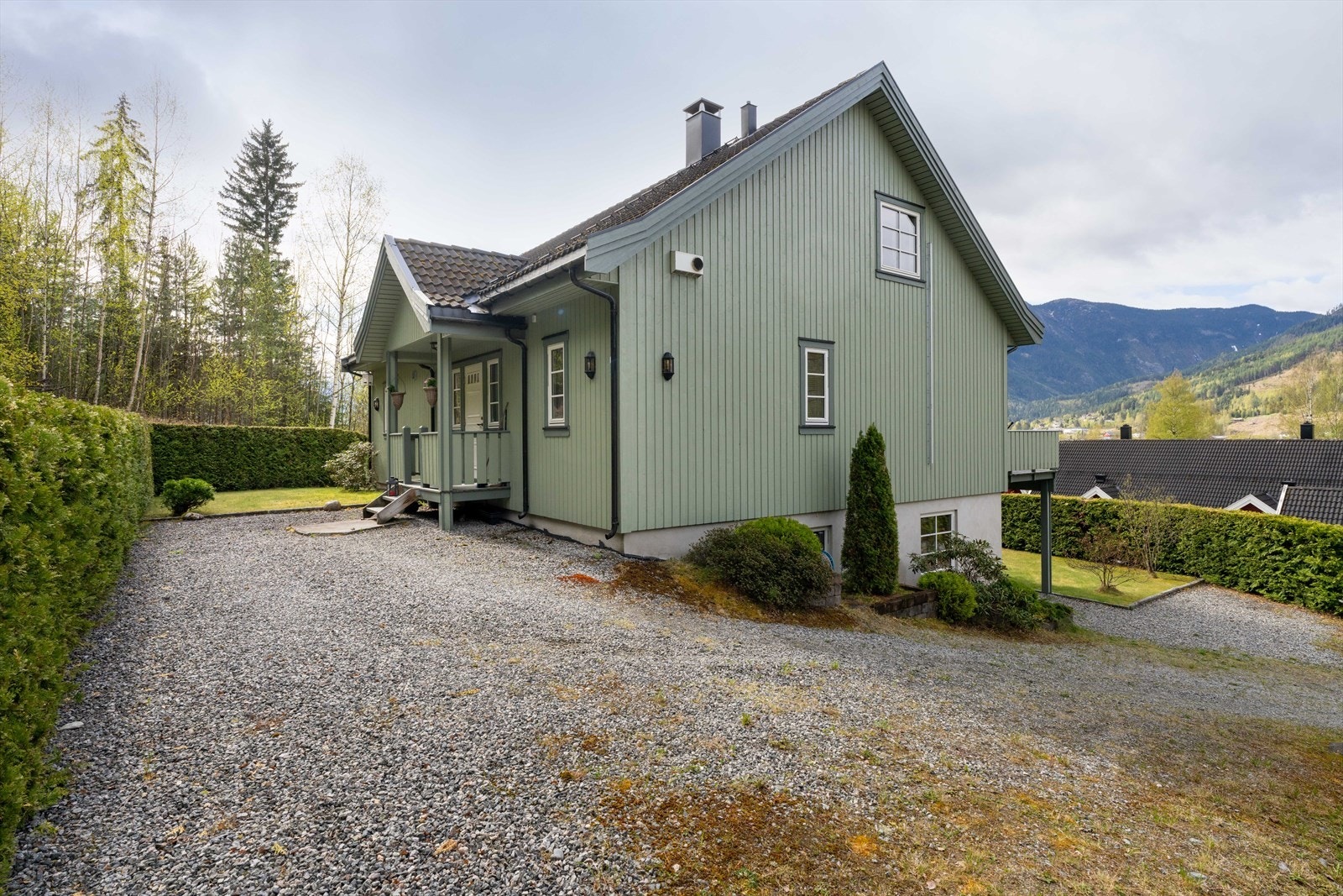 Gruset gårdsplass og takoverbygget inngangsparti Galleribilde