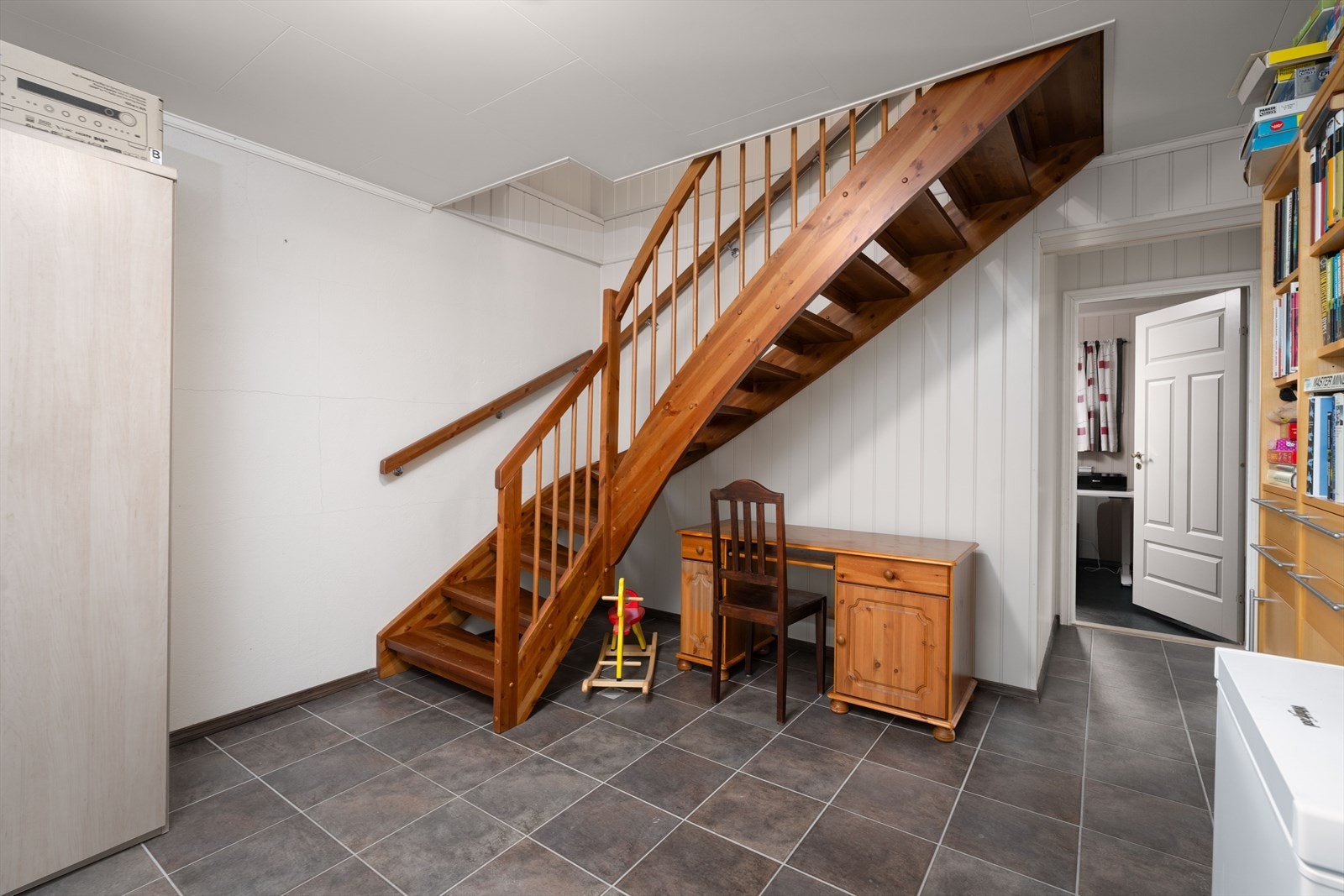 Gang i underetasjen med trapp opp til hovedetasjen. Hele underetasje og 1.etasje har vannbåren varme i gulv. Galleribilde