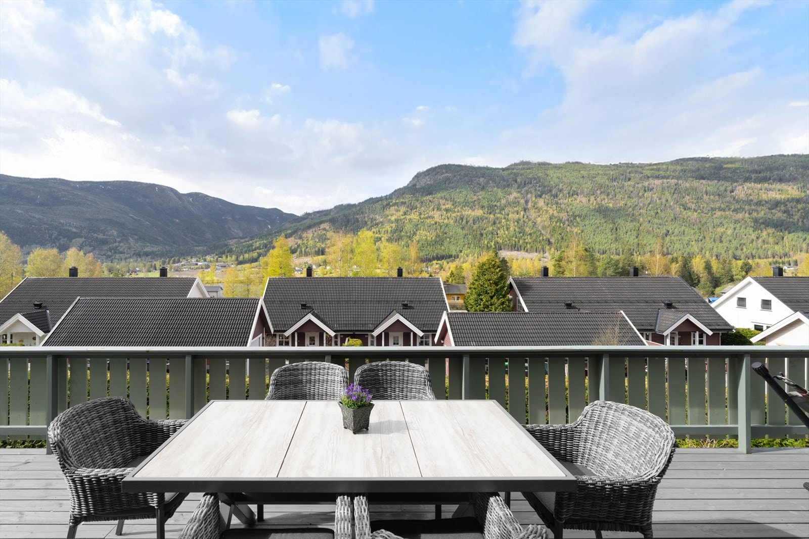 Fra balkongen er det fantastisk utsikt og svært gode solforhold over grønne åser og nabolaget, perfekt for avslappende stunder. Galleribilde