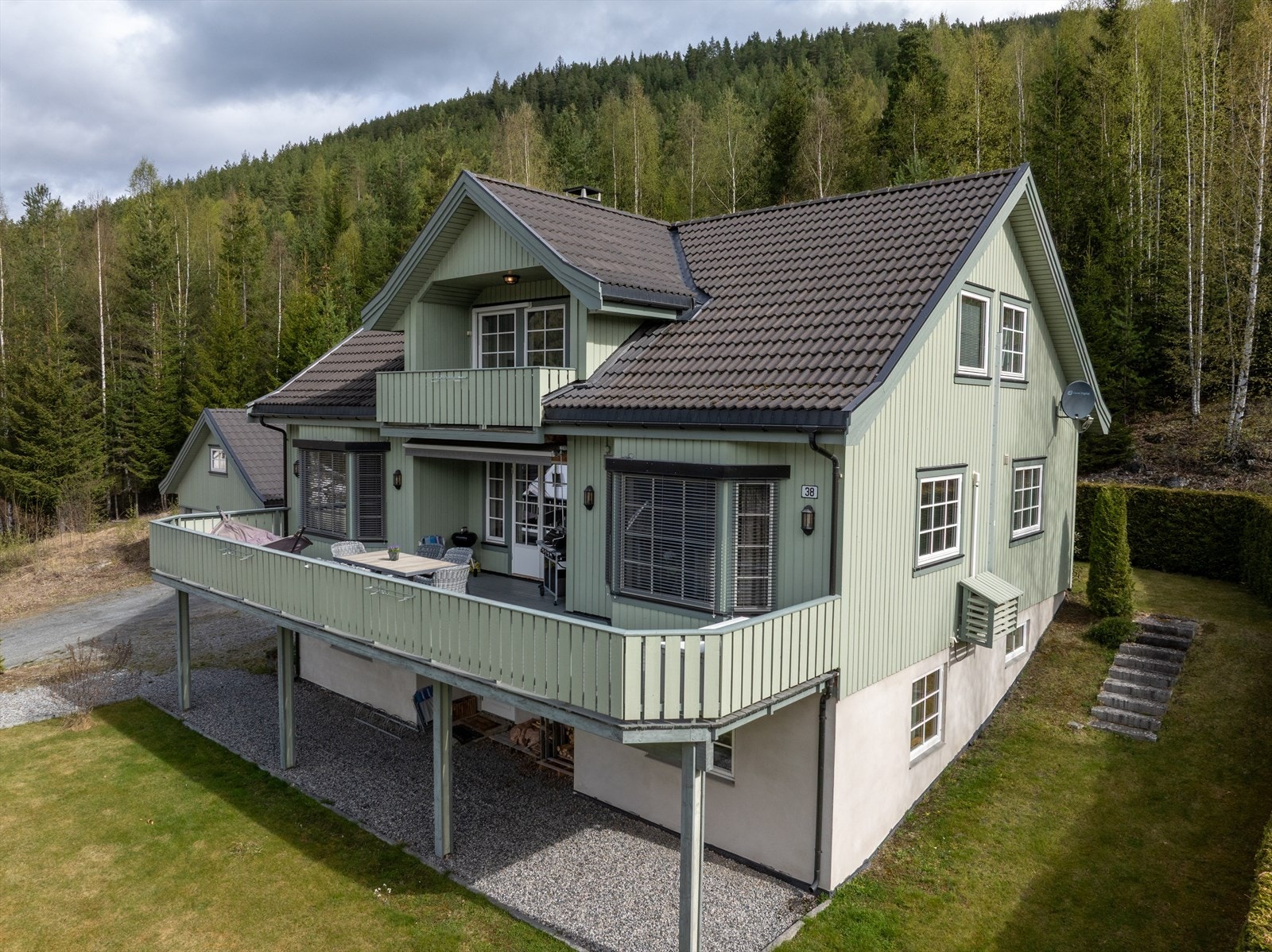 Sjarmerende enebolig med romslig terrasse, beliggende i naturskjønne omgivelser nær skog. Galleribilde