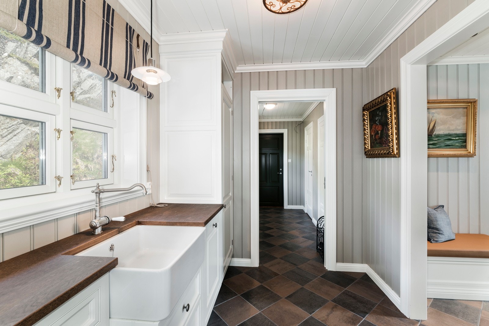 Innredningen gir gode oppbevaringsmuligheter, og plassen er godt utnyttet for praktisk bruk.