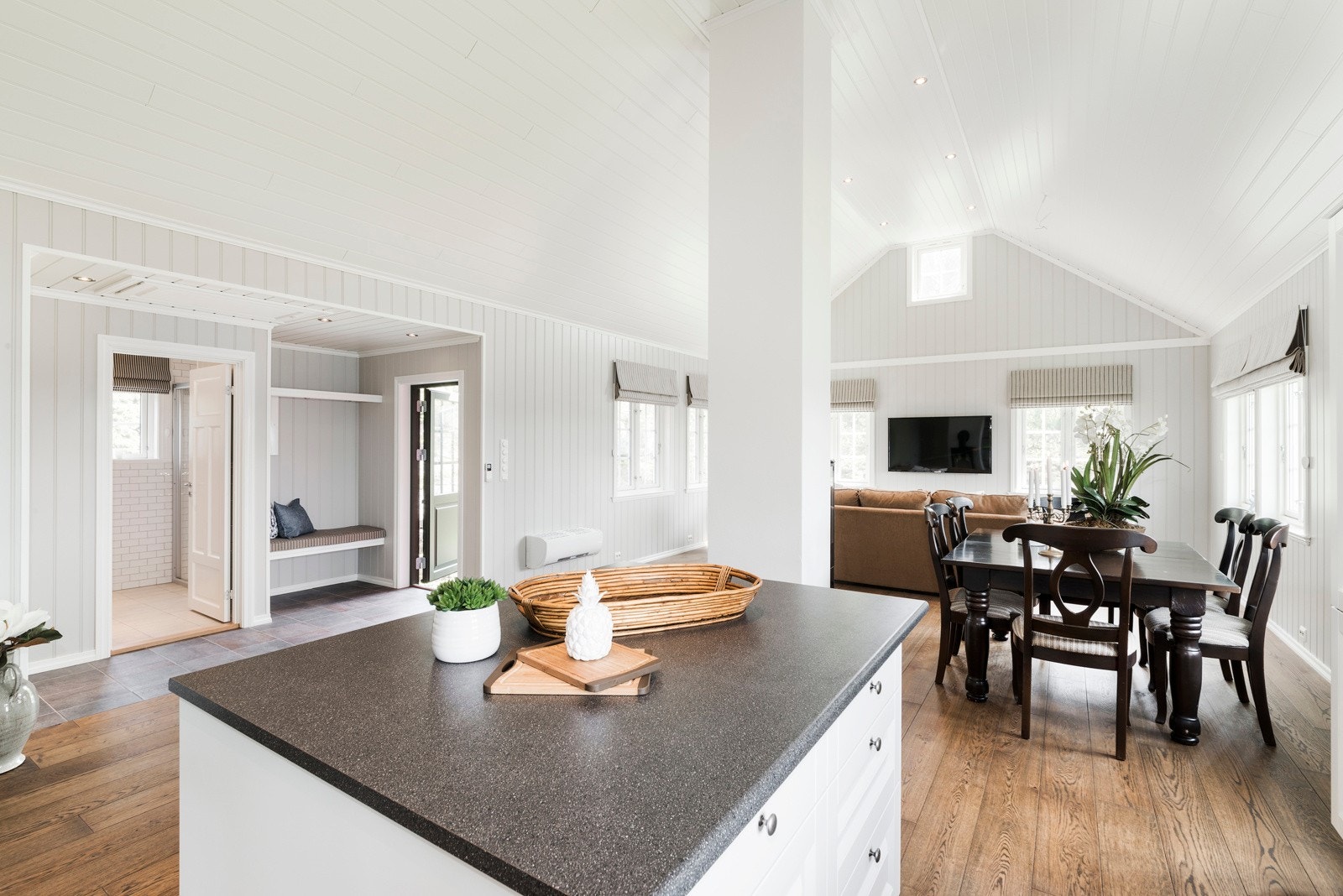 Romslig stue med god plass til sofagruppe og spisegruppe.