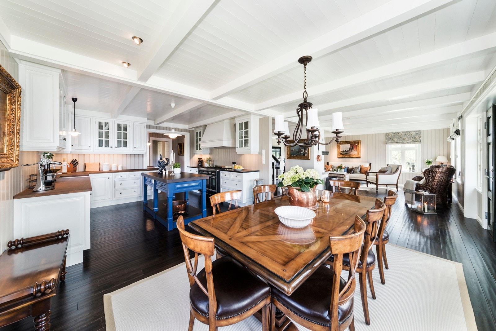 En fantastisk flott spisestue med langbord der en kan dekke på til selskapet.