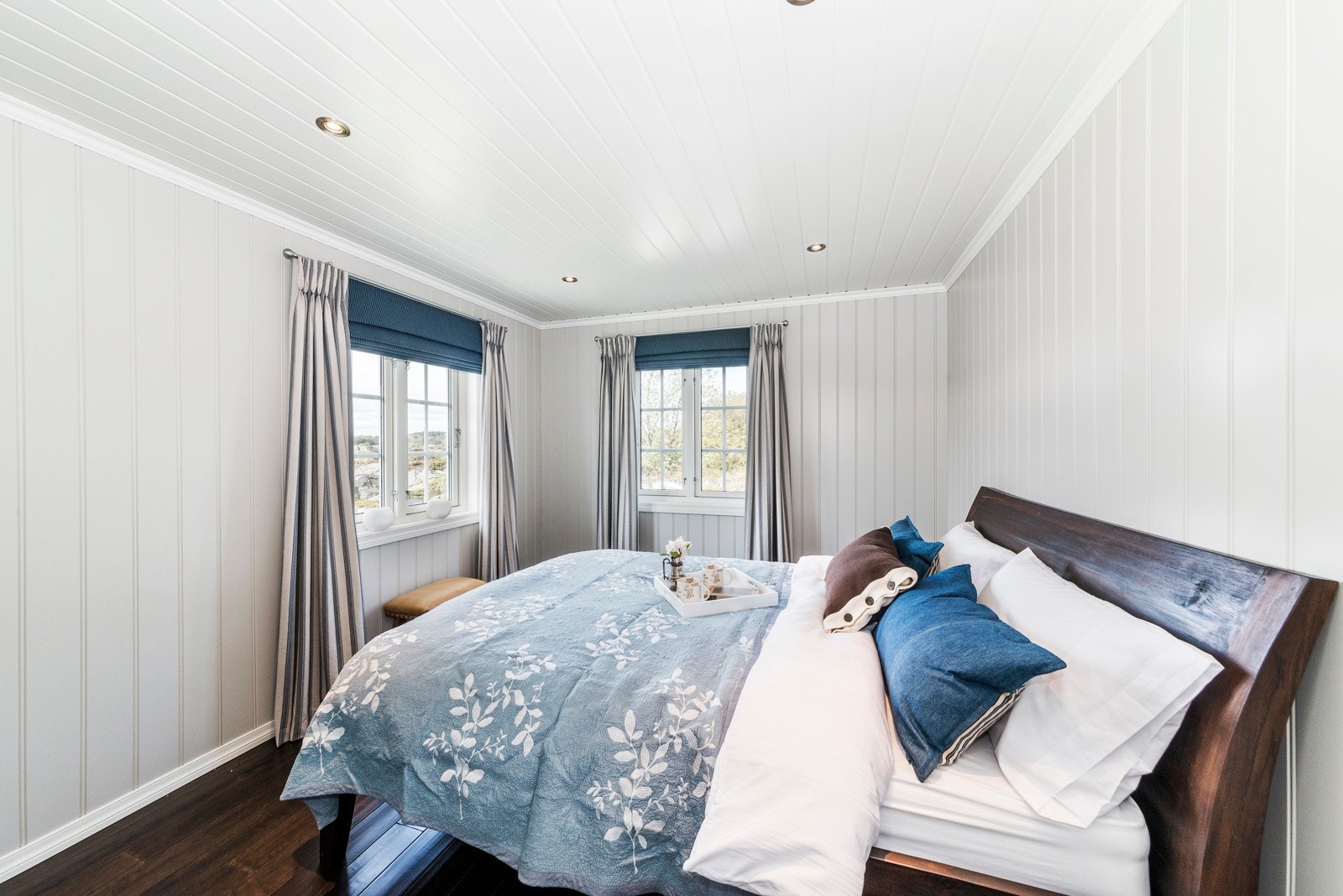 Det er to gode soverom i gjestehuset. Her kan man med god samvittighet huse tilkomne!