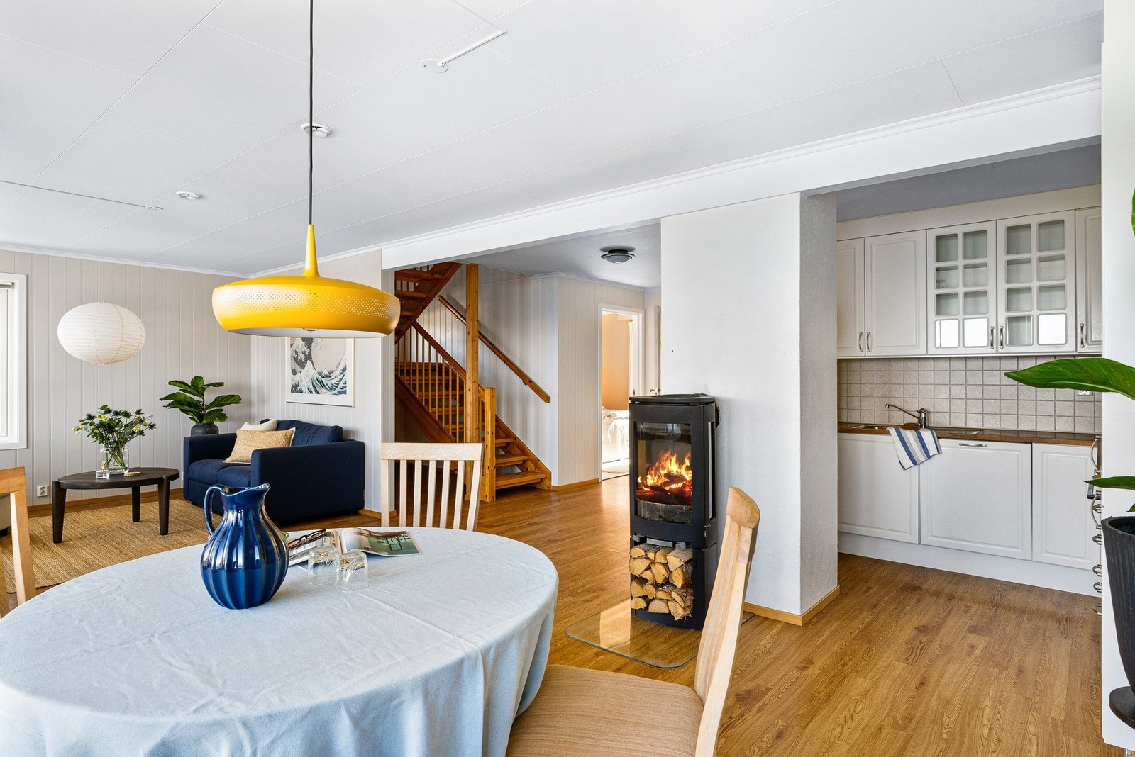 Mellom stue og kjøkken finner spisebordet sin naturlige plassering. Galleribilde