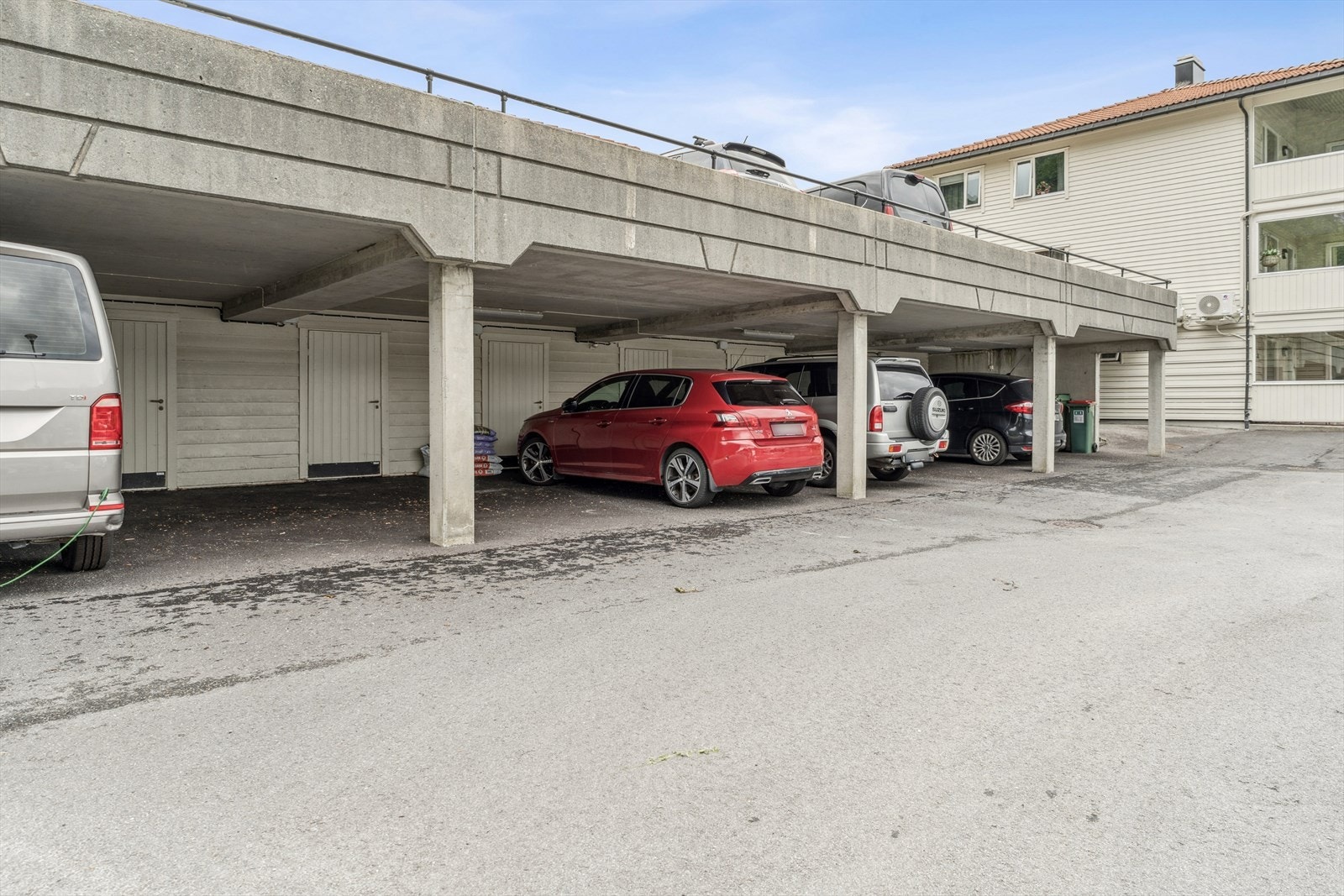 Carport/garasjeplass med sportsbod i bakkant Galleribilde